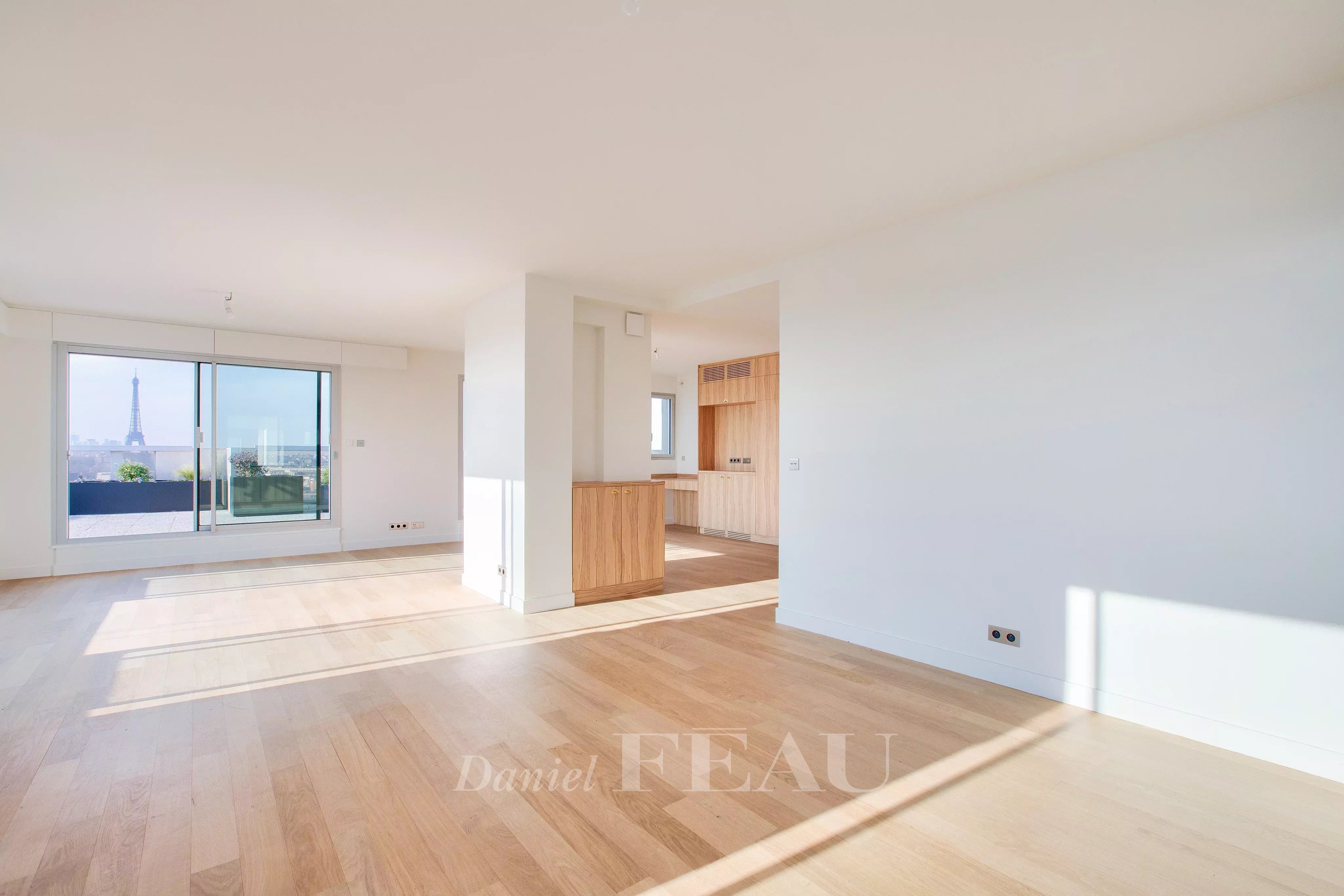 Paris 15th District –  A 2-bed apartment with terraces commanding panoramic views