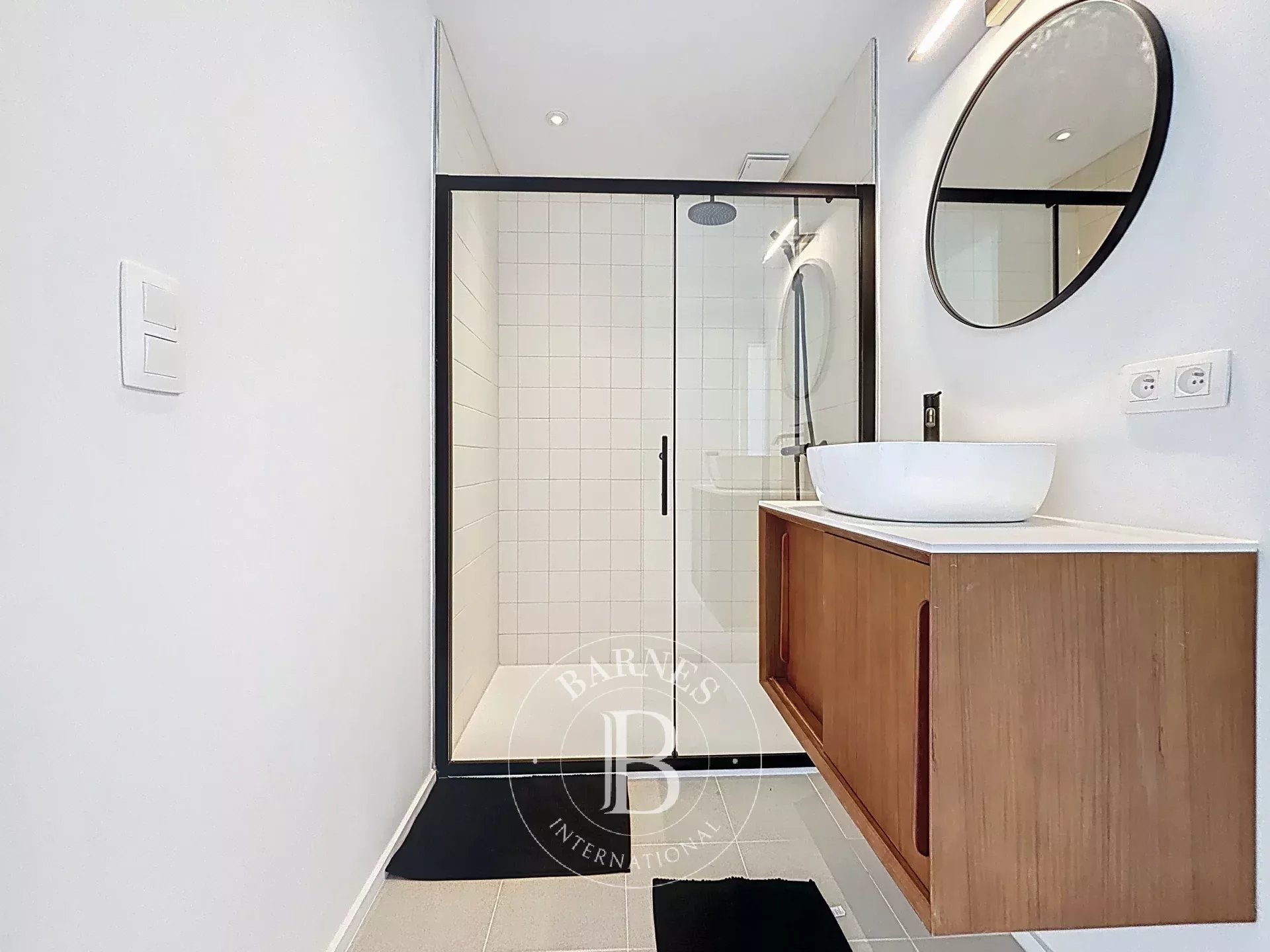 ONDER BOD - UCCLE - Prachtig gerenoveerd appartement, terras op het zuiden
