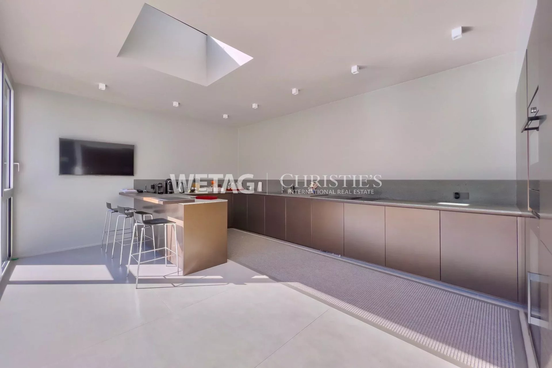 6 Bedroom Villa/Townhouse's Image 4