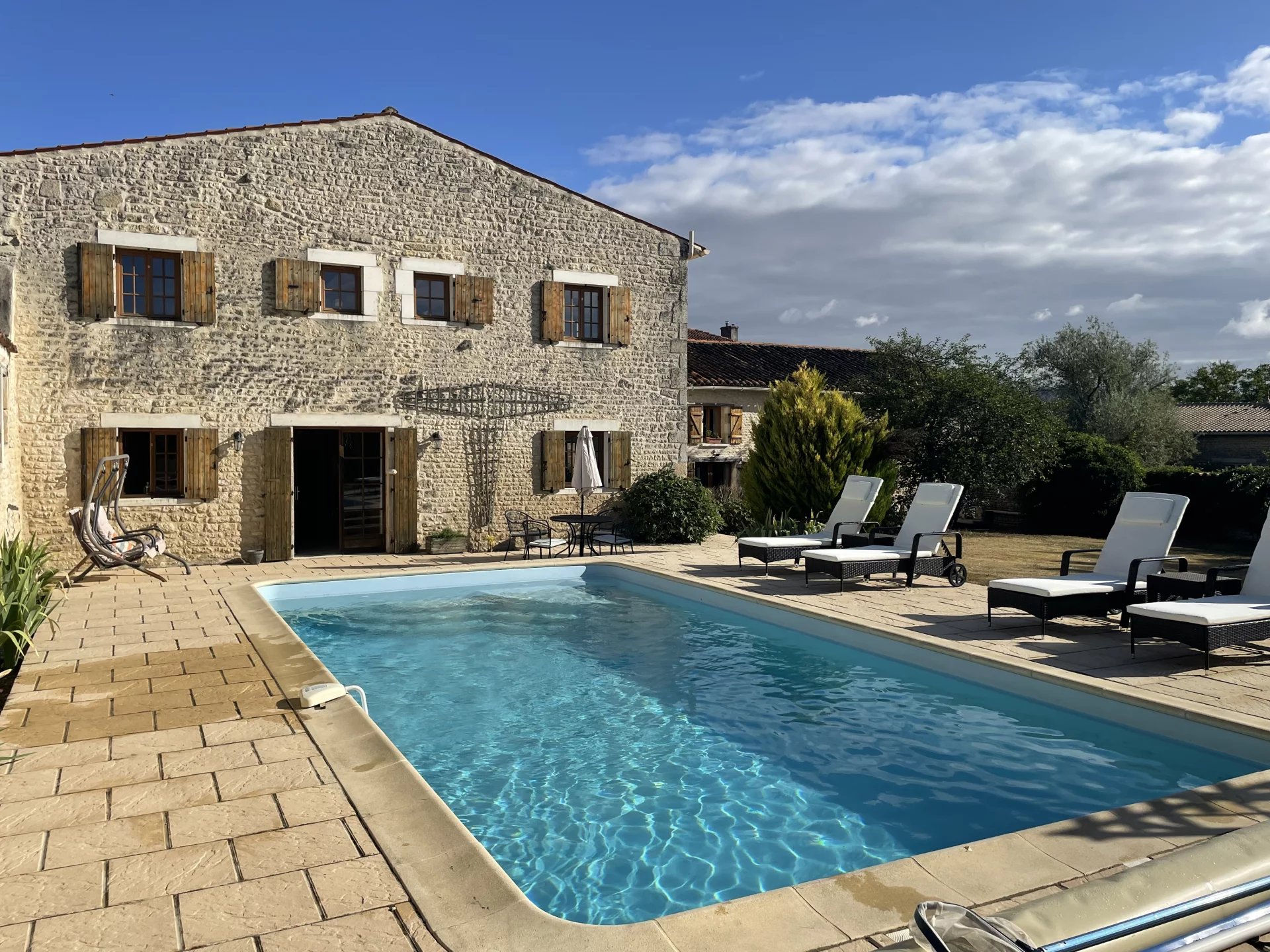 House in Saint-Pierre-de-Juillers - Image 2