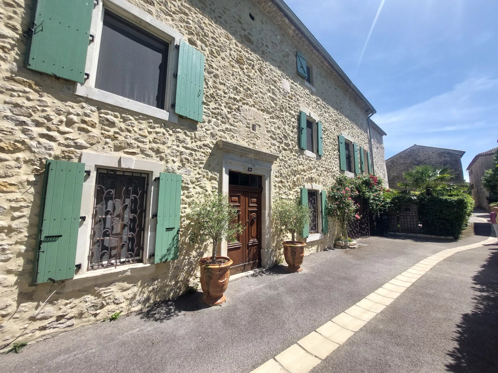 Maison de maitre en pierre avec grand garage