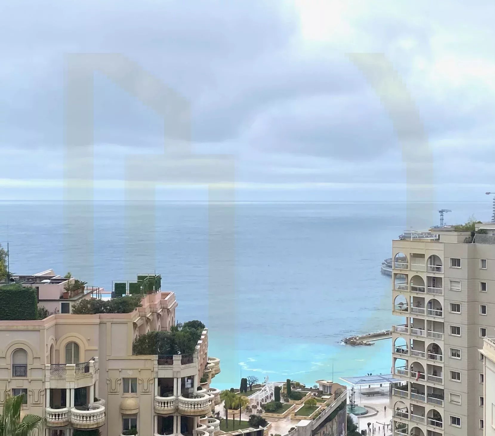 Luxueuse villa rénovée avec vue mer à Monaco.