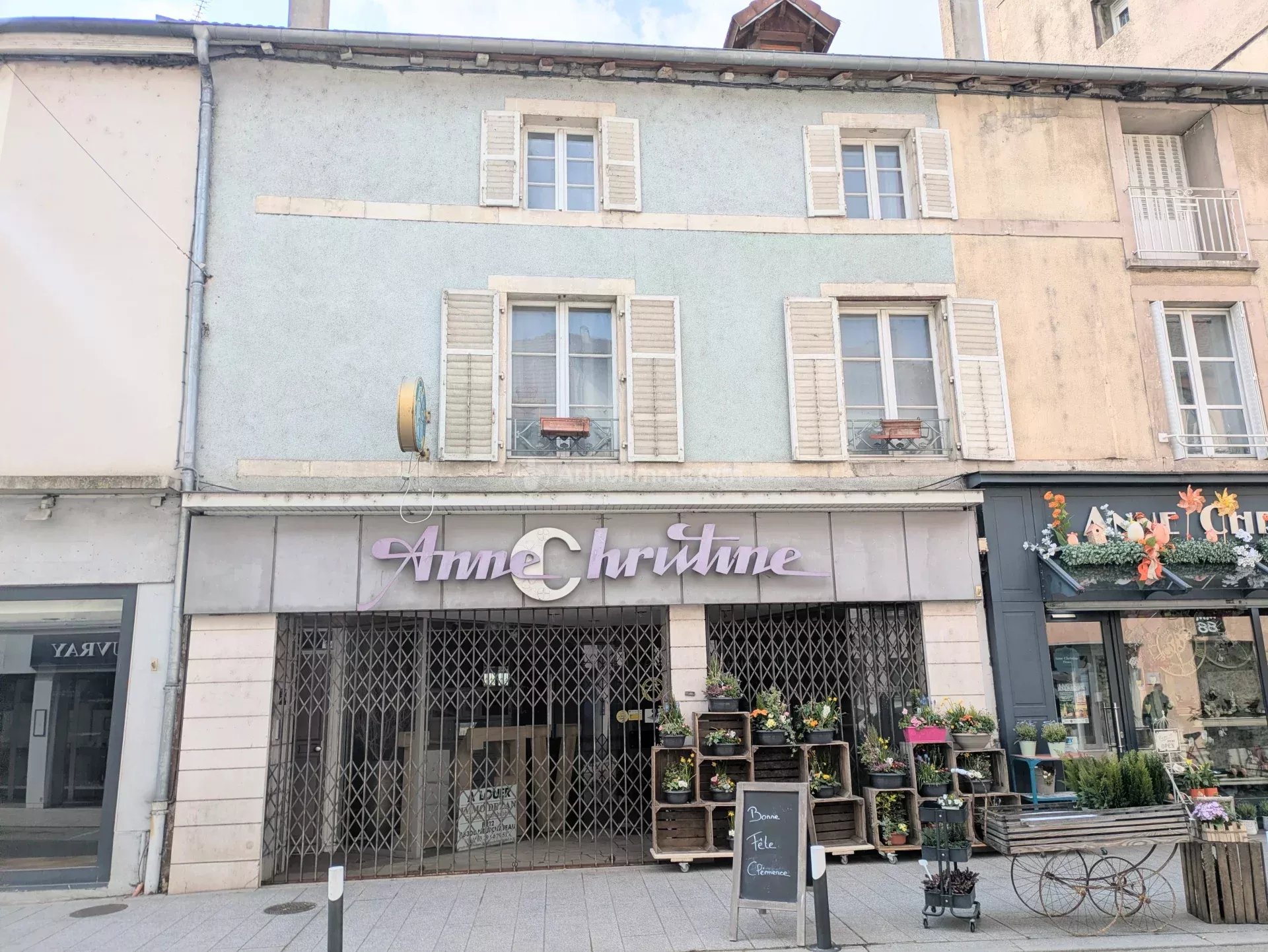 Immeuble: local commercial +appartement
