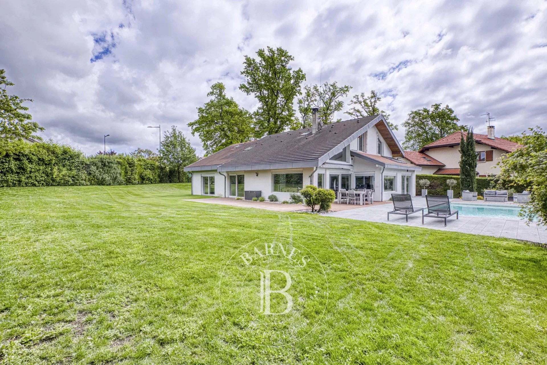 BARNES Pays de Gex - PRÉVESSIN-MOËNS - PRETTY RESIDENTIAL AREA - RENOVATED VILLA WITH SWIMMING POOL AND OUTBUILDING