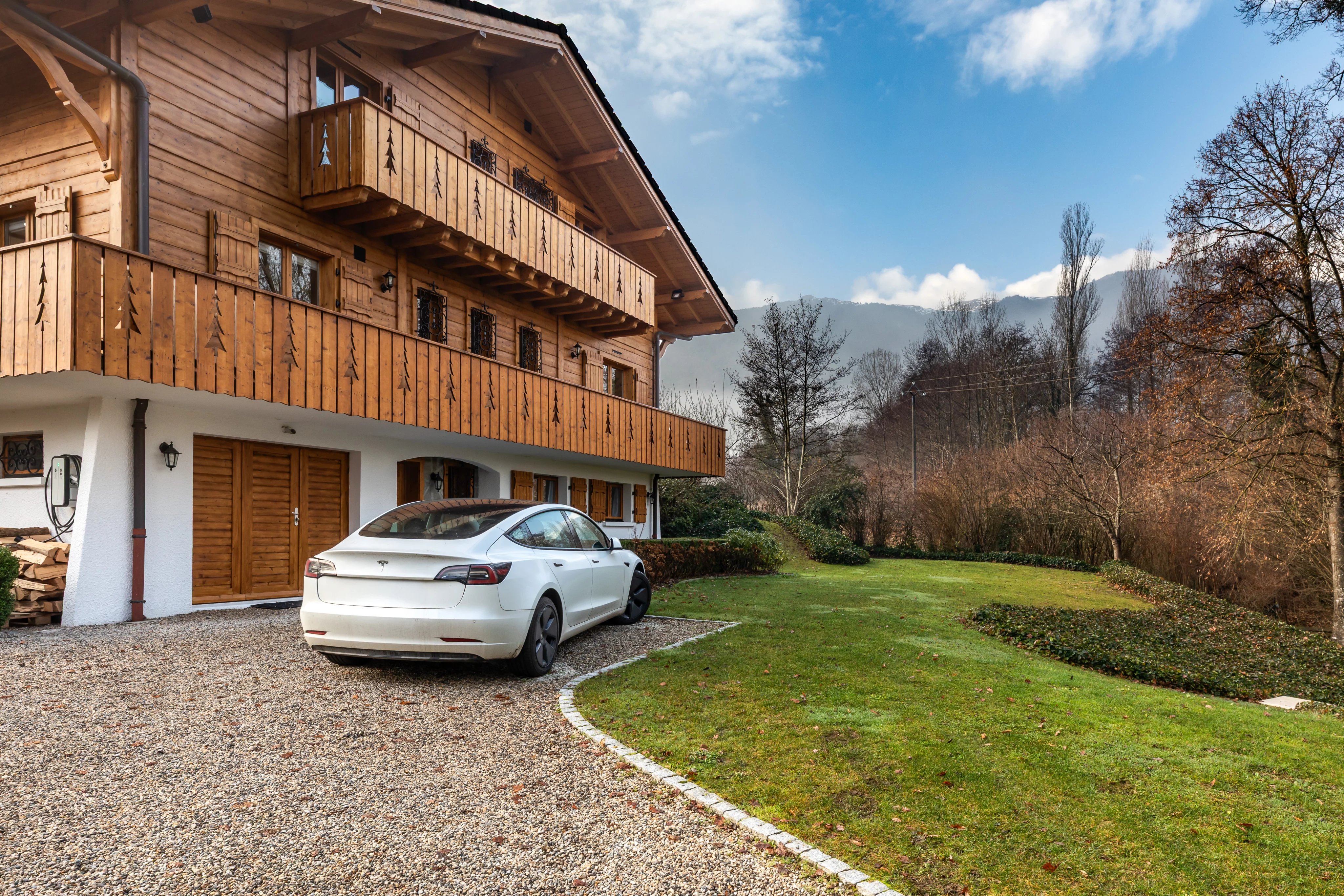 Exceptional chalet in the heart of nature on buildable land, at the gates of Geneva