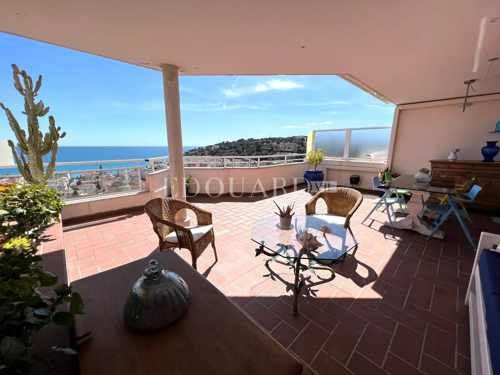 Splendide appartement duplex avec spectaculaire terrasse, solarium, magnifique vue mer, double parking et cave