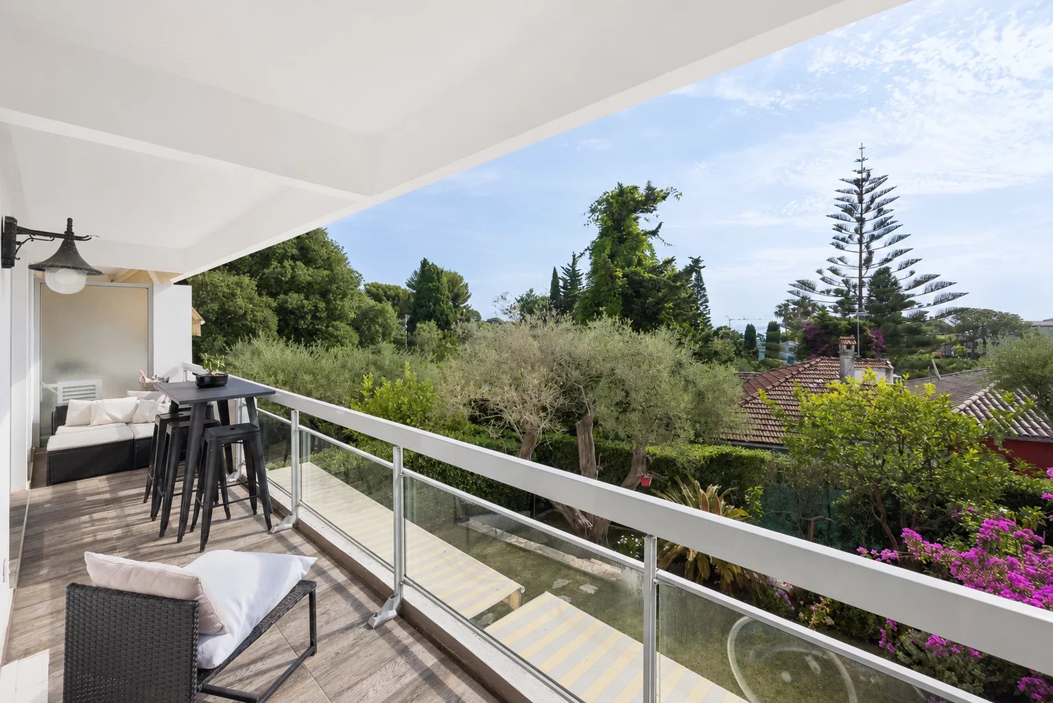 Elegant 2-Bedroom Apartment on an Upper Floor in the Heart of Cap d’Antibes