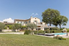 Luxury Villa in Tourrettes-sur-Loup: Sea View Family Estate — photo 2 of 7