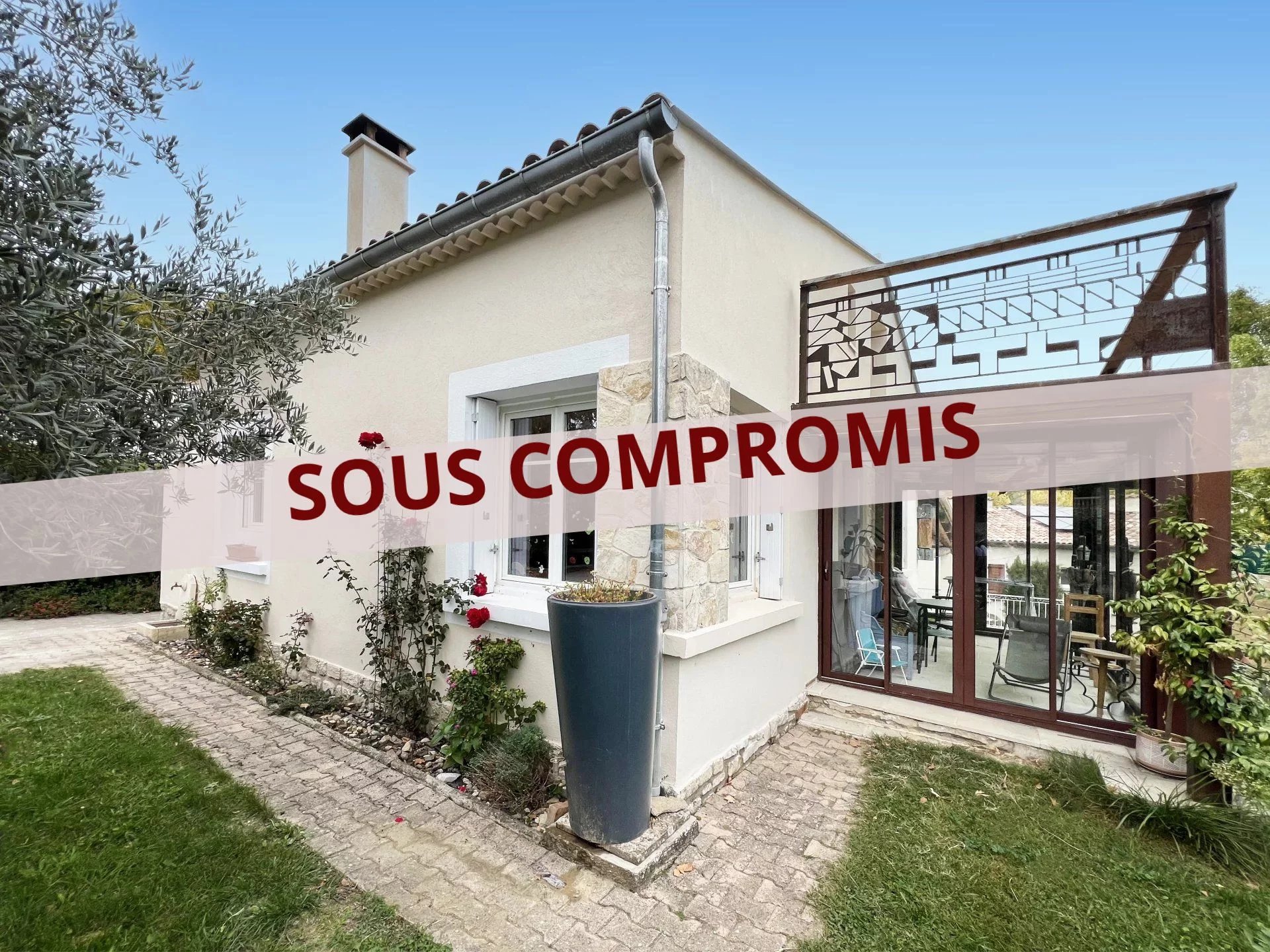 Céreste, maison rénovée avec grand garage et jardin proche commerces