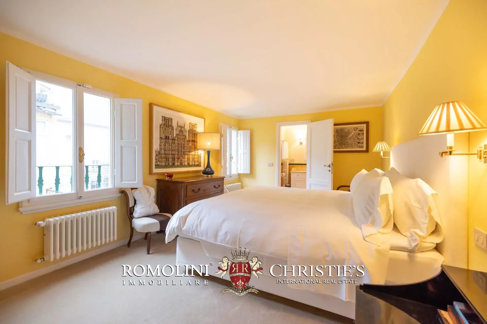 PRACHTVOLLER RESTAURIERTER PALAZZO MIT BLICK AUF DAS HISTORISCHE ZENTRUM VON FLORENZ ZU VERKAUFEN