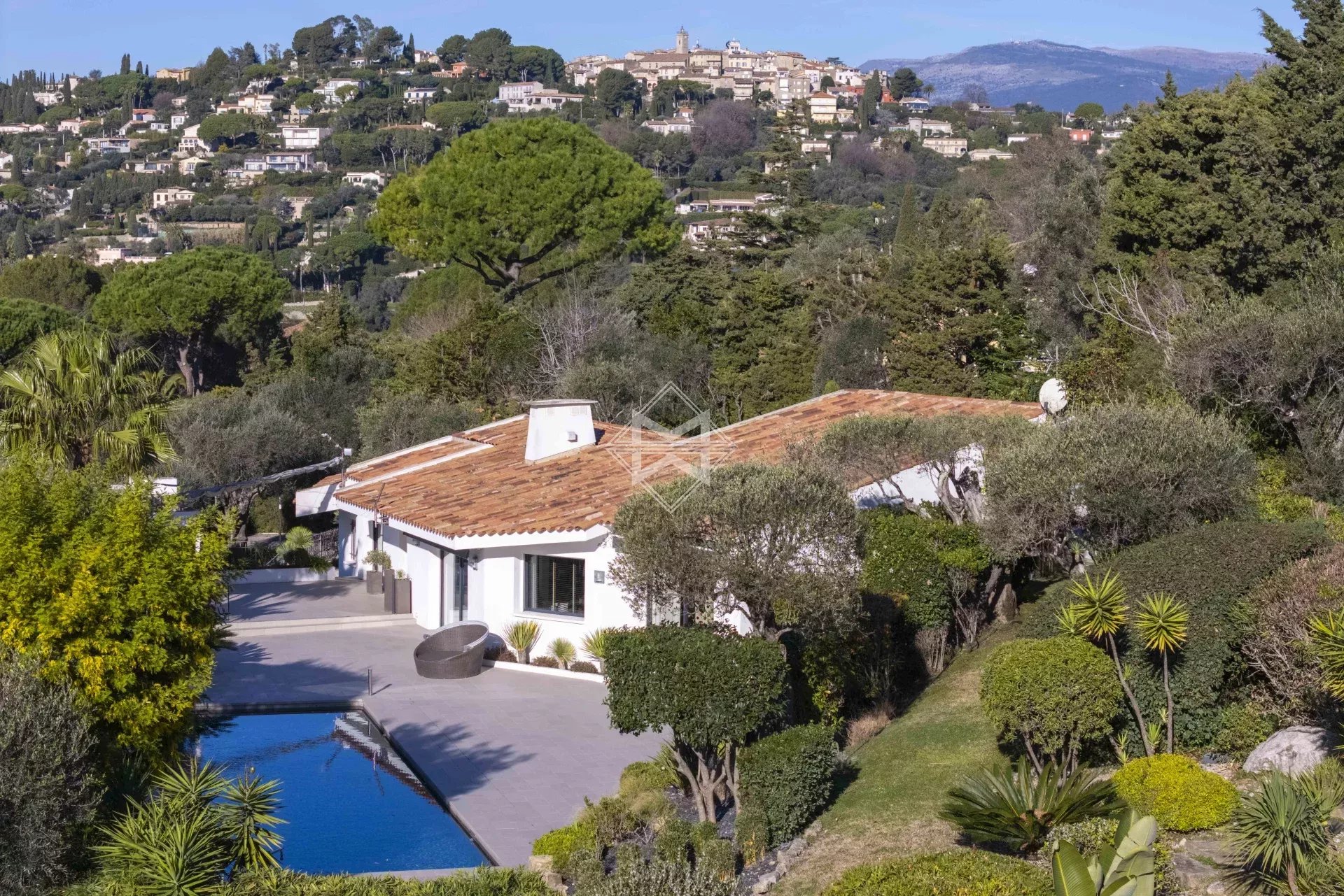 06250 MOUGINS VILLA