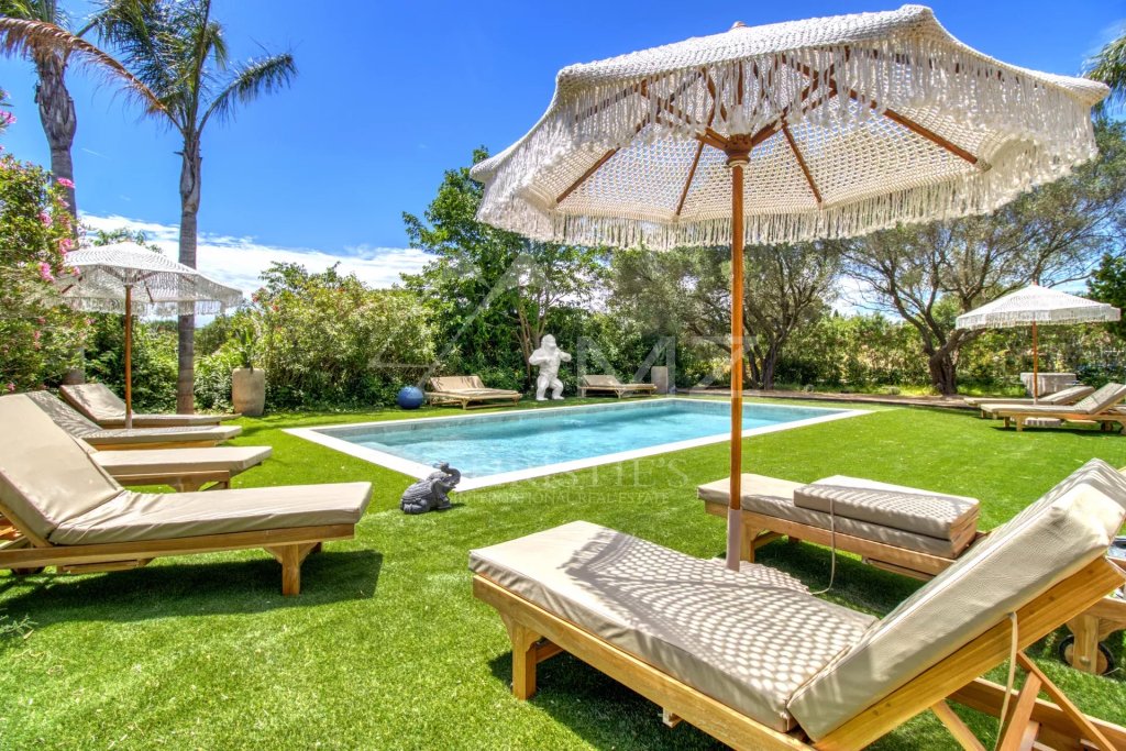 Villa for sale in Grimaud — Luxury Family Villa in Grimaud with View of the Historic Castle