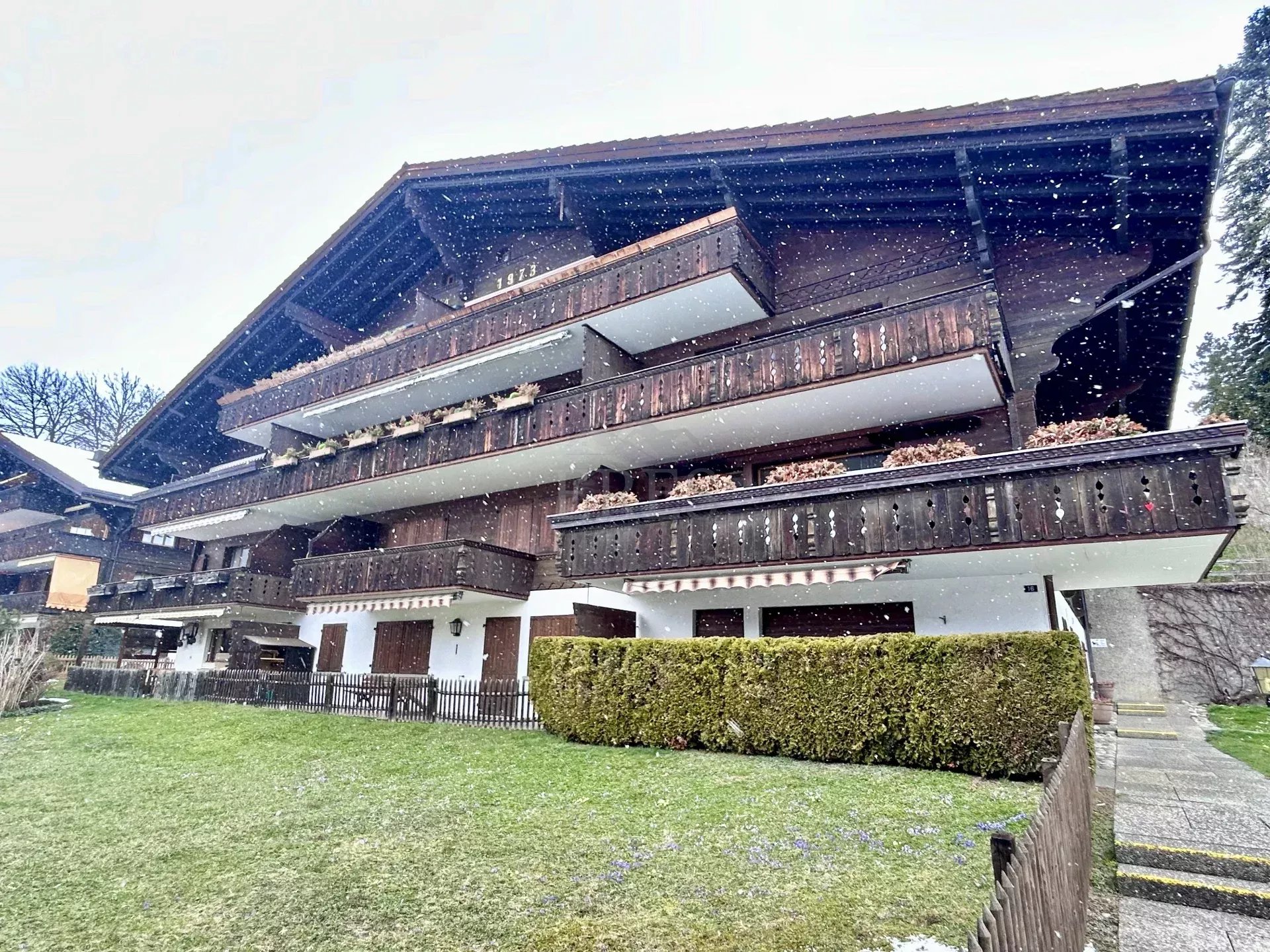 Gstaad : Attique idéalement placé dans le centre du village