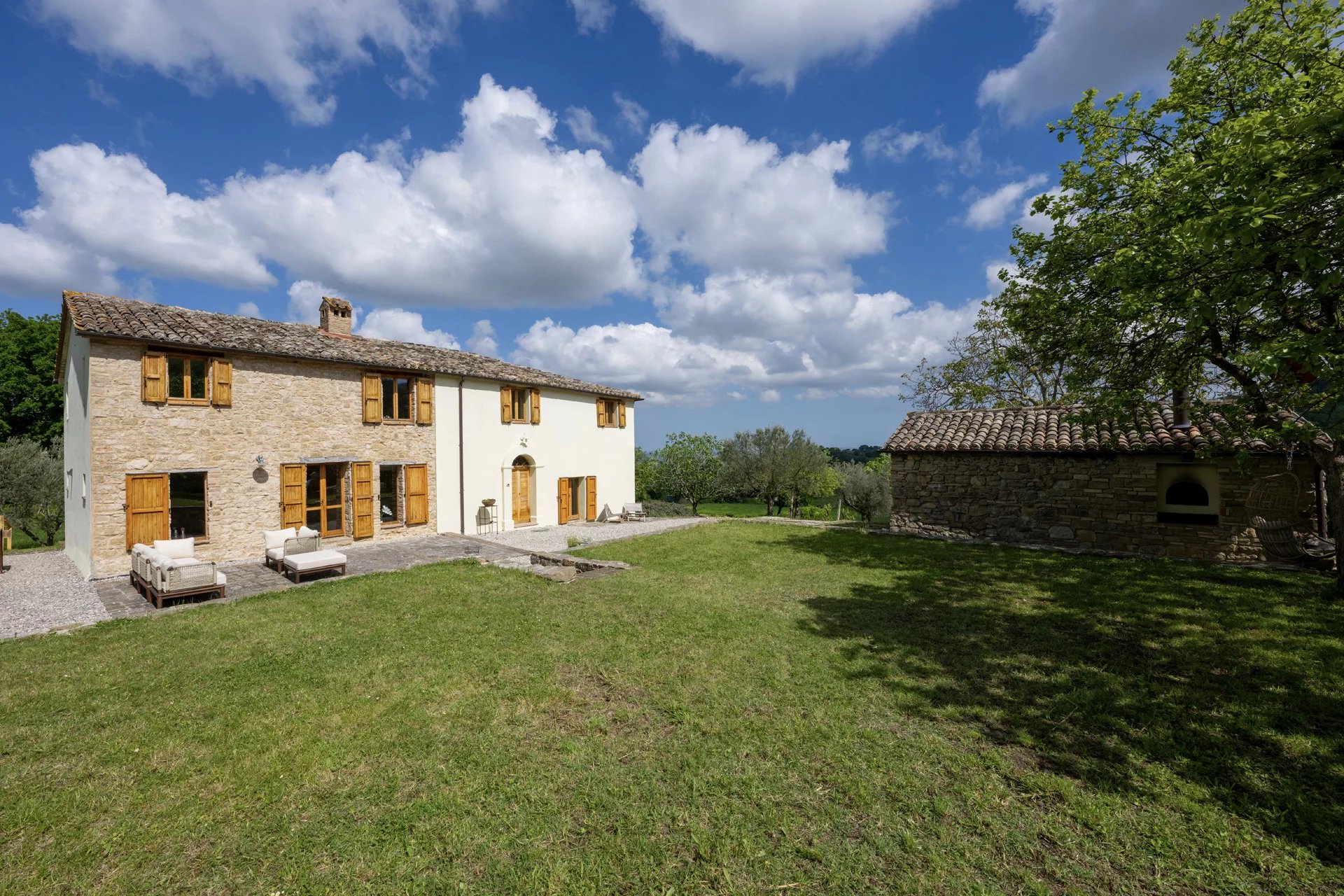  CASALE RISTRUTTURATO CON PISCINA IN VENDITA A CINGOLI, MARCHE