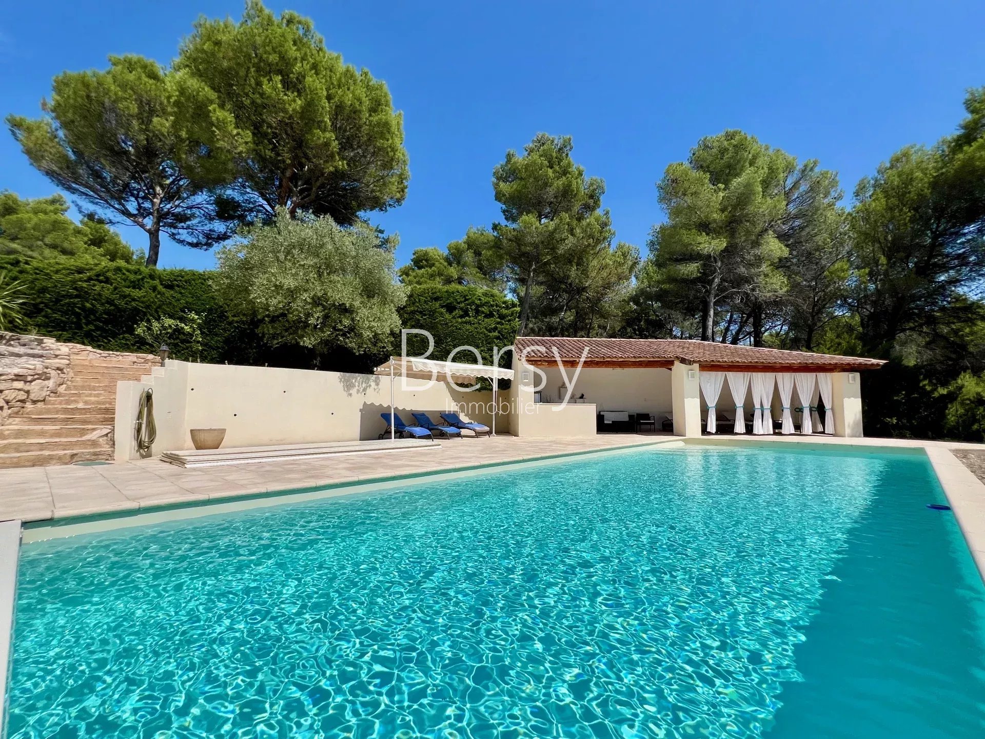 Villa de famille en position dominante sur les hauteurs de l'Isle sur la Sorgue