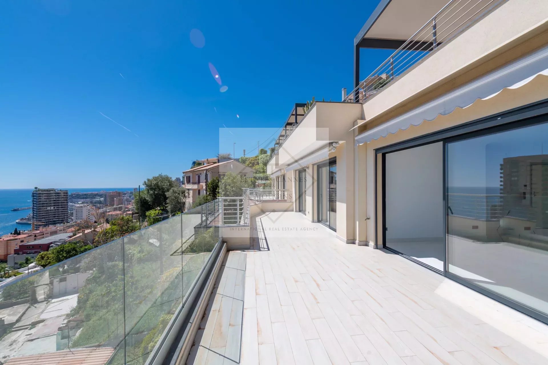 MAGNIFIQUE APPARTEMENT AVEC VUE MER PANORAMIQUE À ROQUEBRUNE-CAP-MARTIN — photo 1