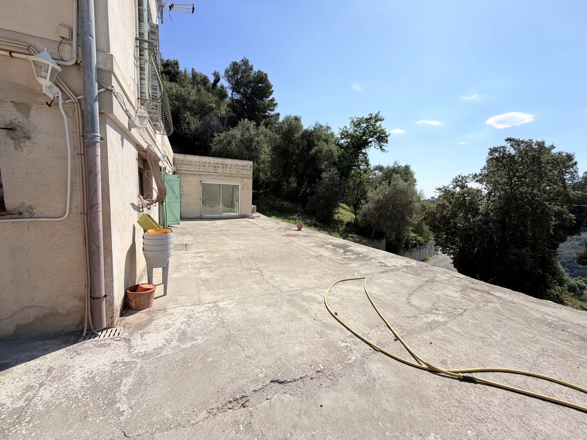 L'art de vivre réinventé – Bas de villa avec jardin et piscine en cours de rénovation