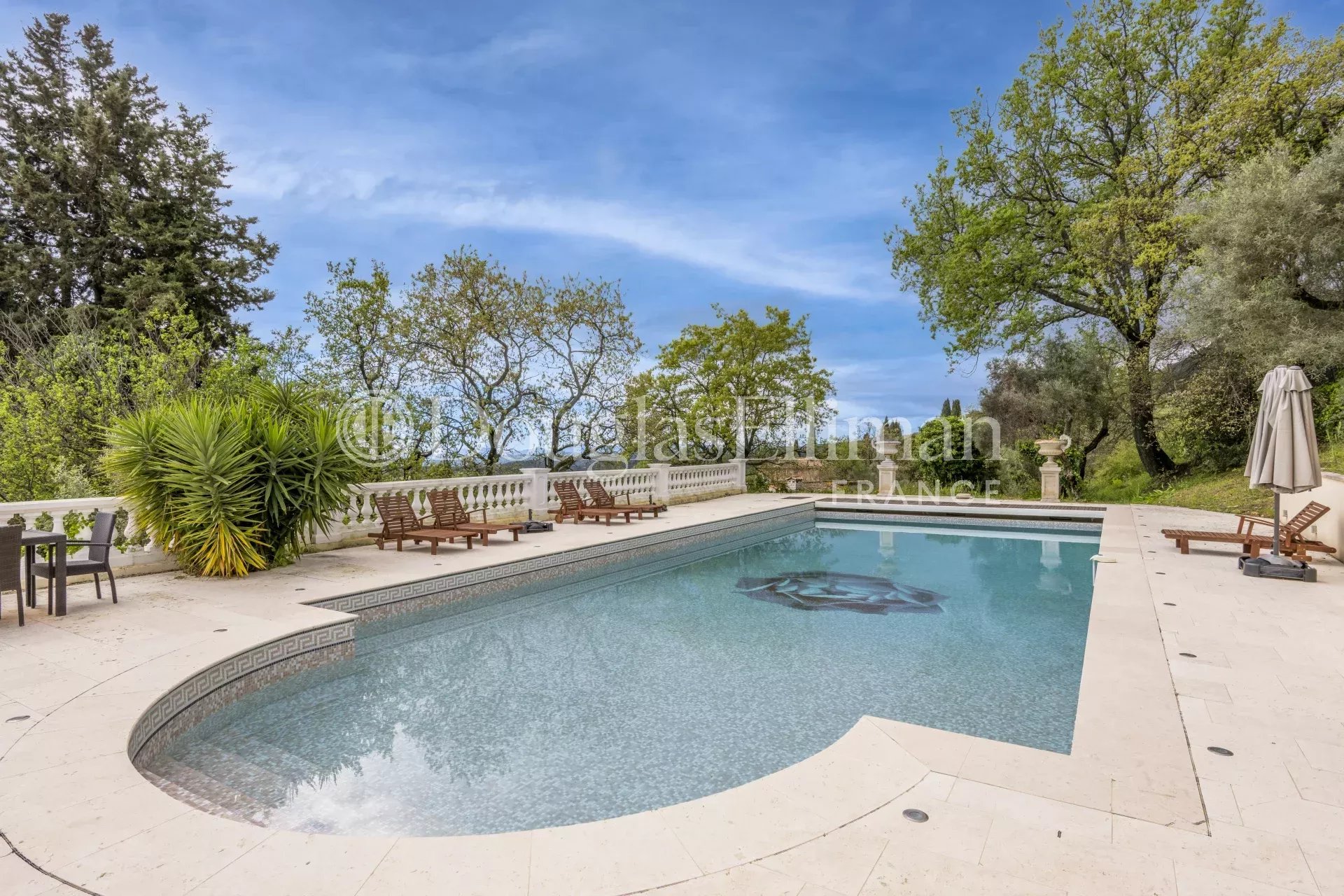 TOURRETTES-SUR-LOUP : Une vaste Villa de prestige avec vue mer panoramique - Image nᵒ3