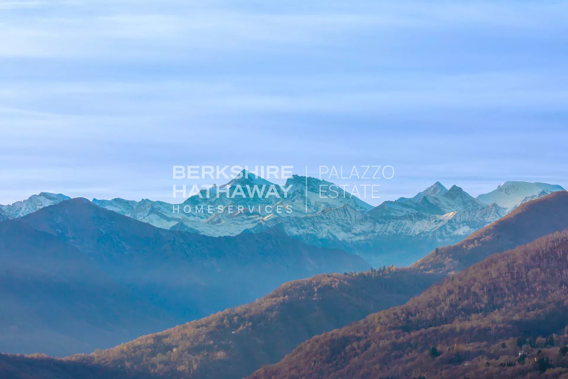 Villa moderna di lusso con vista panoramica sul Lago Maggiore e sulle Alpi