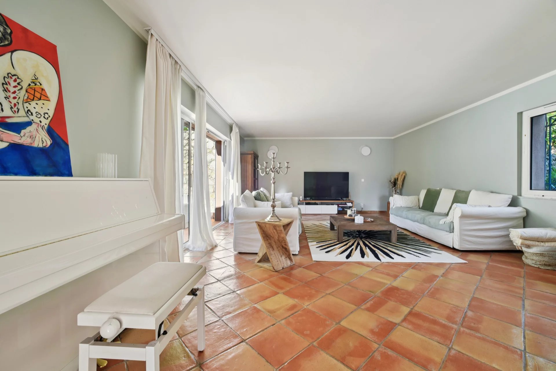 Charming Riviera villa with pool and sea view glimpsese