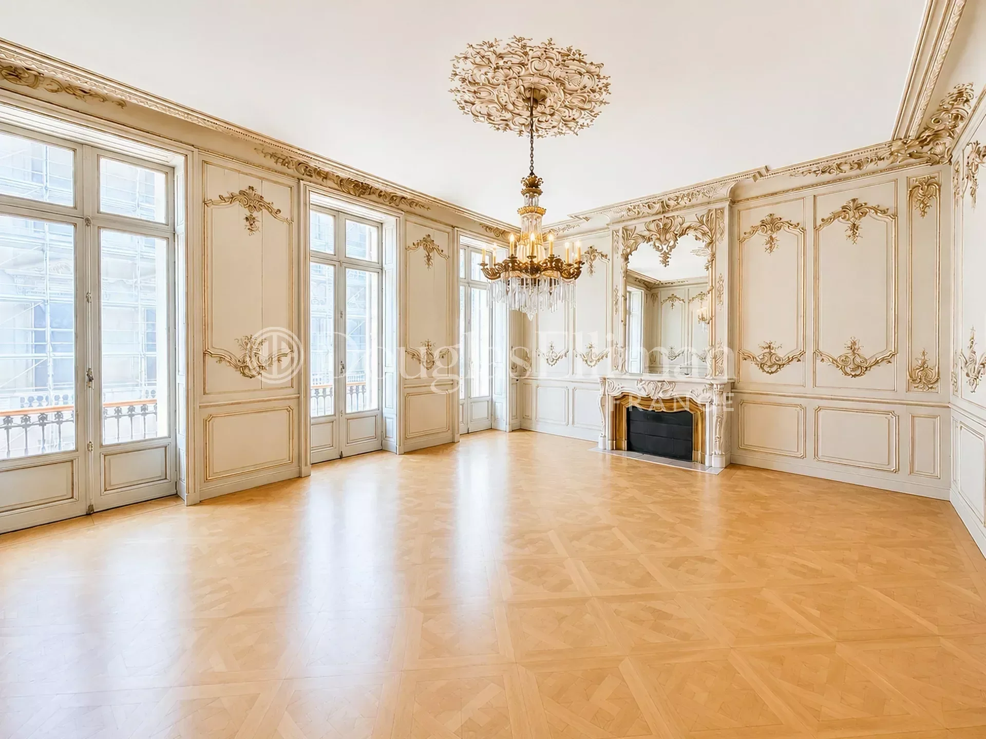 BORDEAUX-TRIANGLE D’OR-Appartement Haussmannien avec balcon filant et garage. - Image nᵒ2