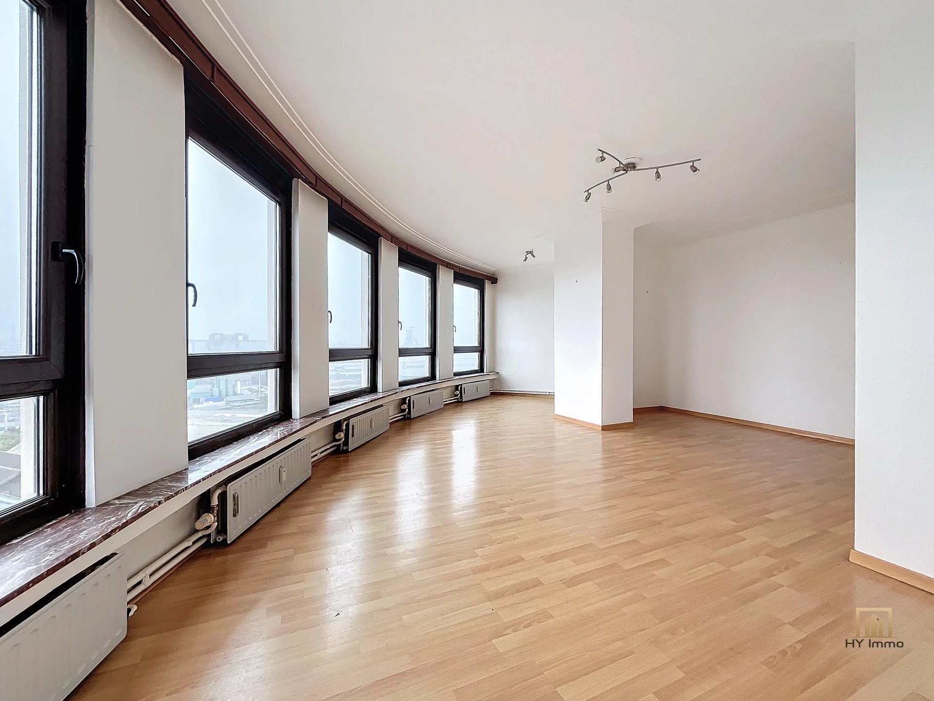 !! LOUE !! EXCELLENT ETAT - APPARTEMENT DE 80M² AVEC 2 CHAMBRES + PETIT BUREAU & TERRASSE