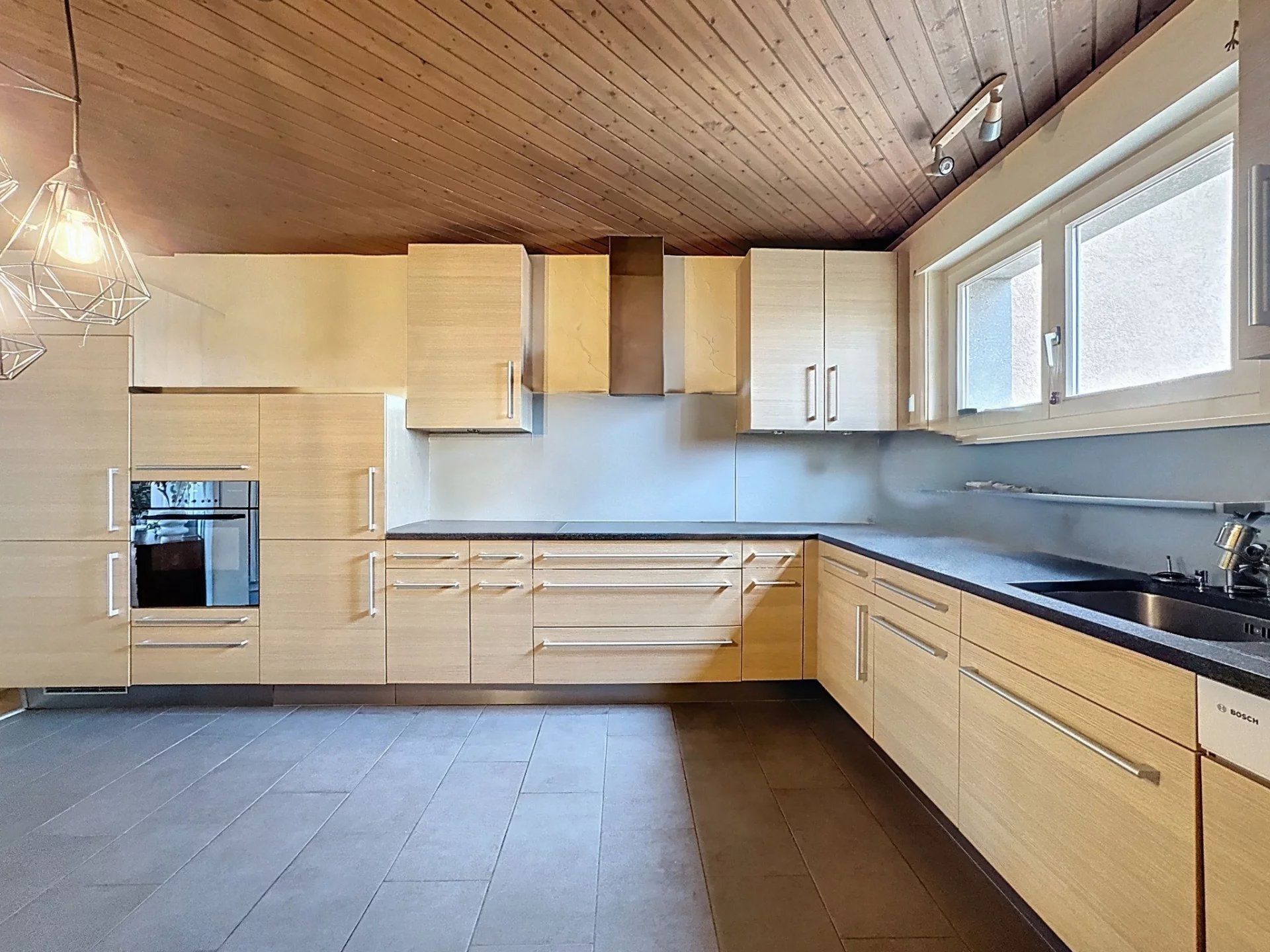 A 2 minutes à pied de la gare du LEB