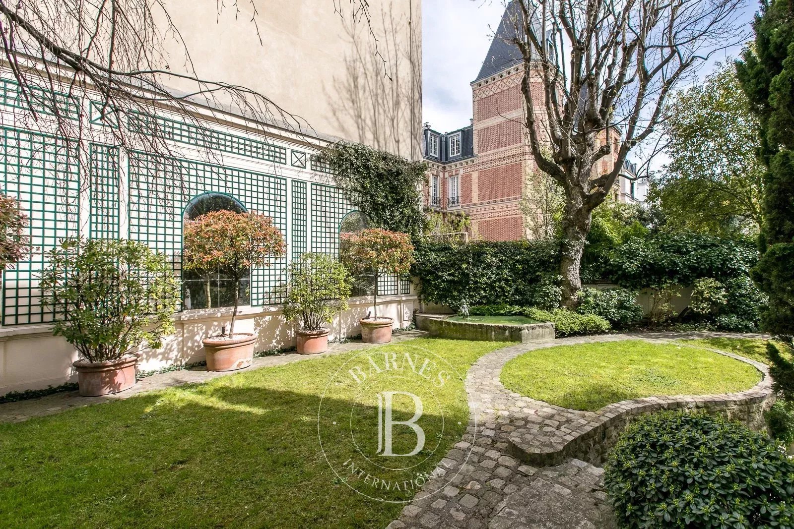 Paris 16 - Private road - Townhouse with garden - 5 bedrooms - picture 13 title=