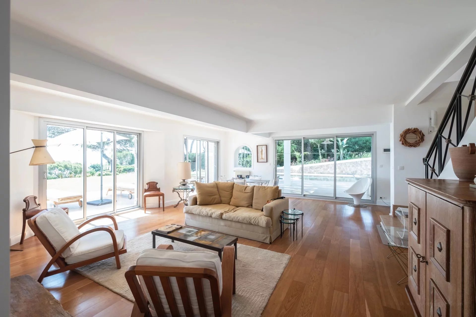 Villa provençale en deuxième ligne avec jardins plats, piscine chauffée et vue sur la mer