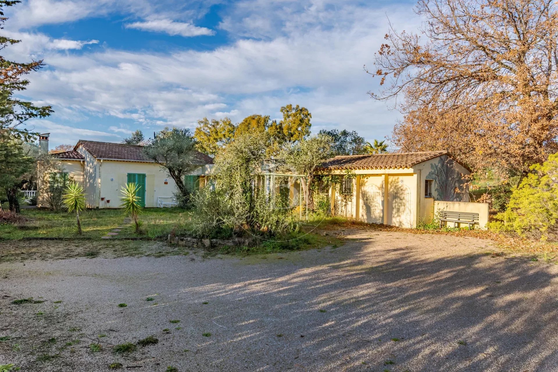 Walking distance to village - Villa to renovate and building plot with olive trees