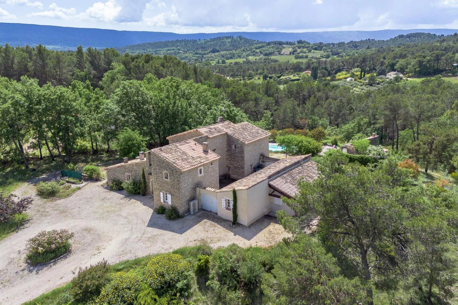 Roussillon - Propriété en pierres