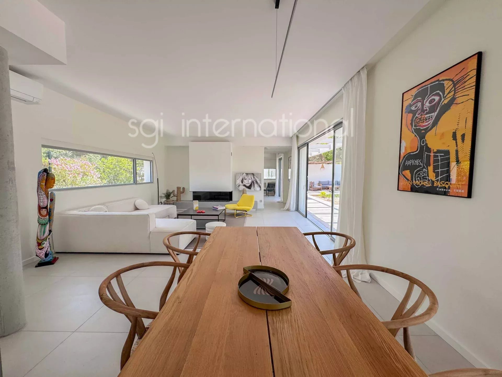 Sainte-Maxime: magnificent new villa 1.5km from the beach.