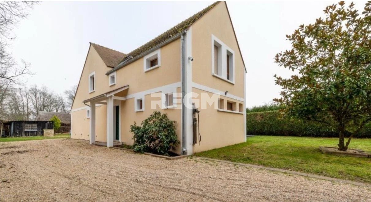 Maison familiale de 212 m2 avec 4 chambres sur 1066 m2 de te