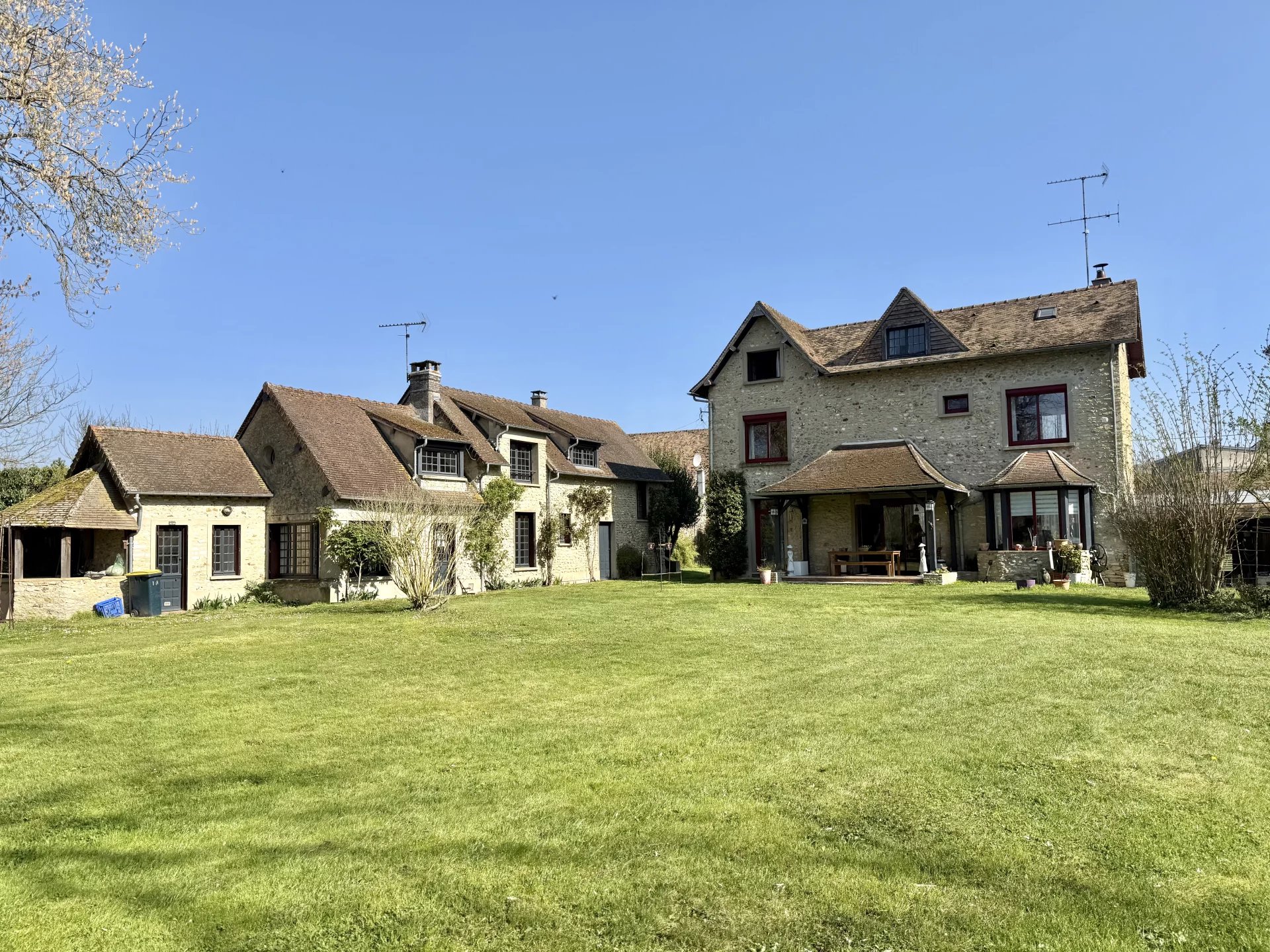 Propriété de caractère avec deux habitations, piscine et grand jardin à Ménilles
