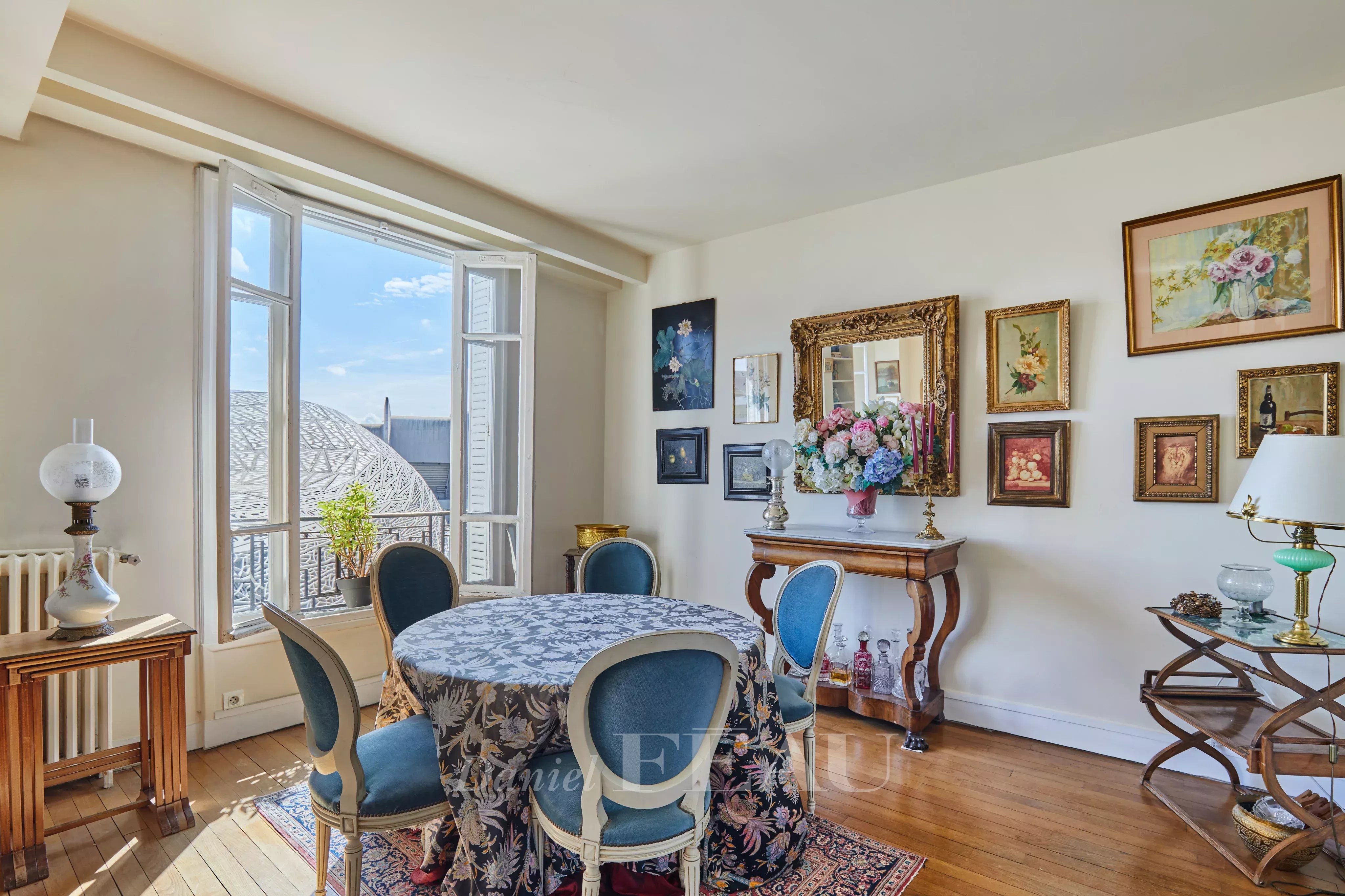 SALLE A MANGER PARQUET LUMINEUX 