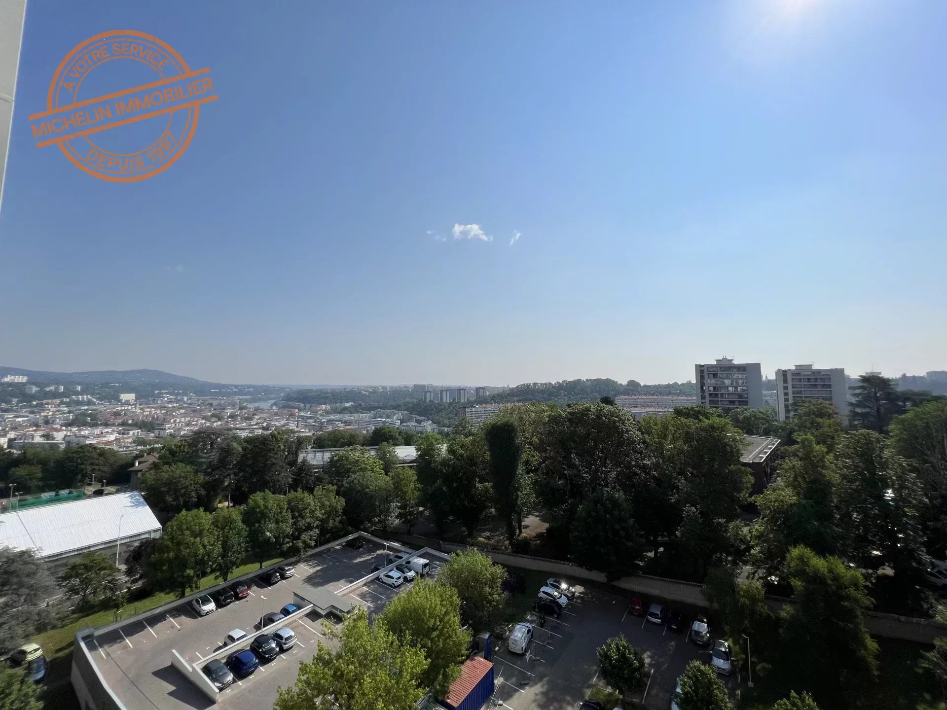 T3 avec vue dégagée, loggia, garage et cave dans une résidence sécurisée