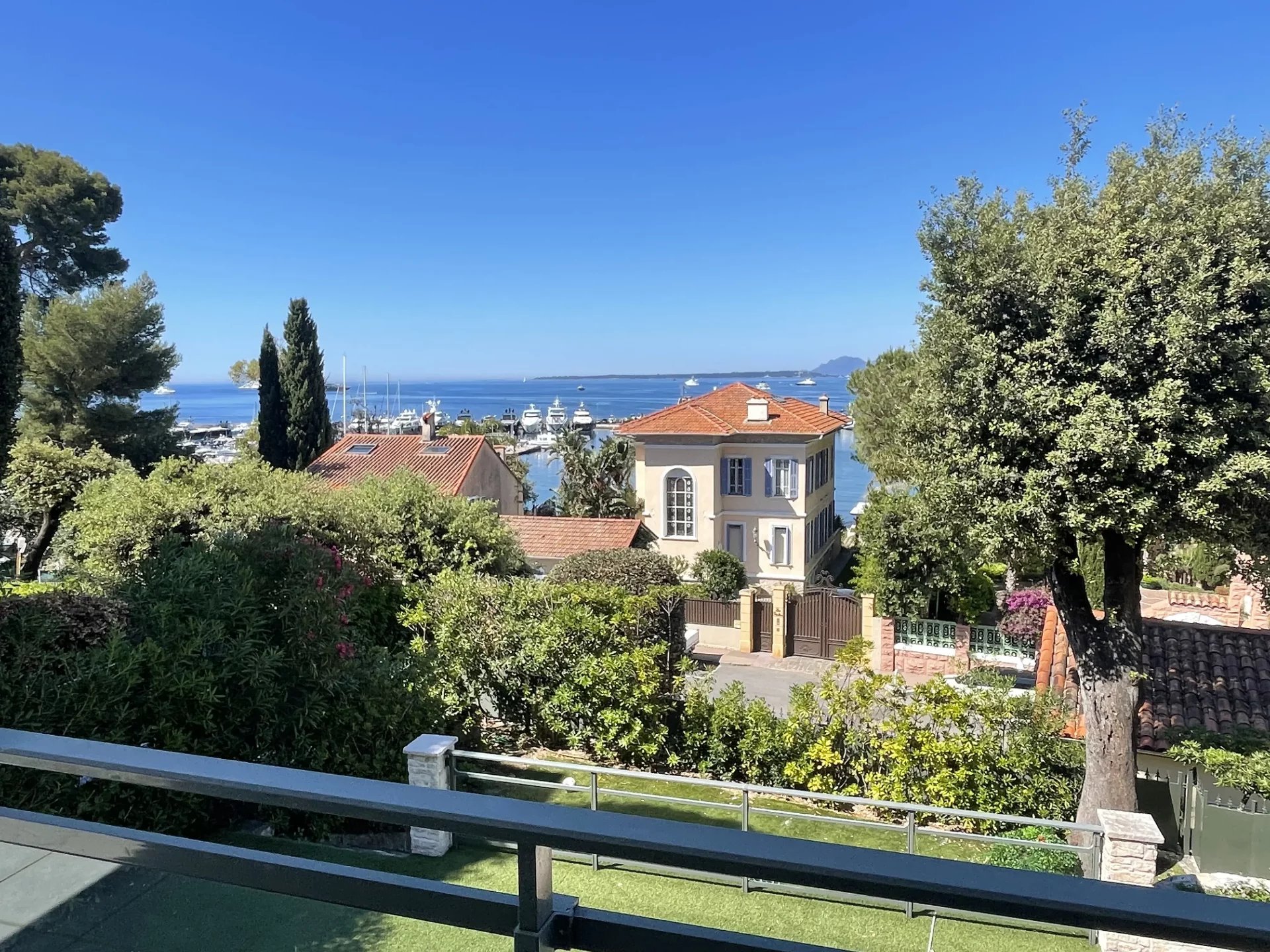 Appartement de Luxe avec terrasse et Vue Panoramique de la Mer - Bord du mer à 100 métres  - Cap d'Antibes
