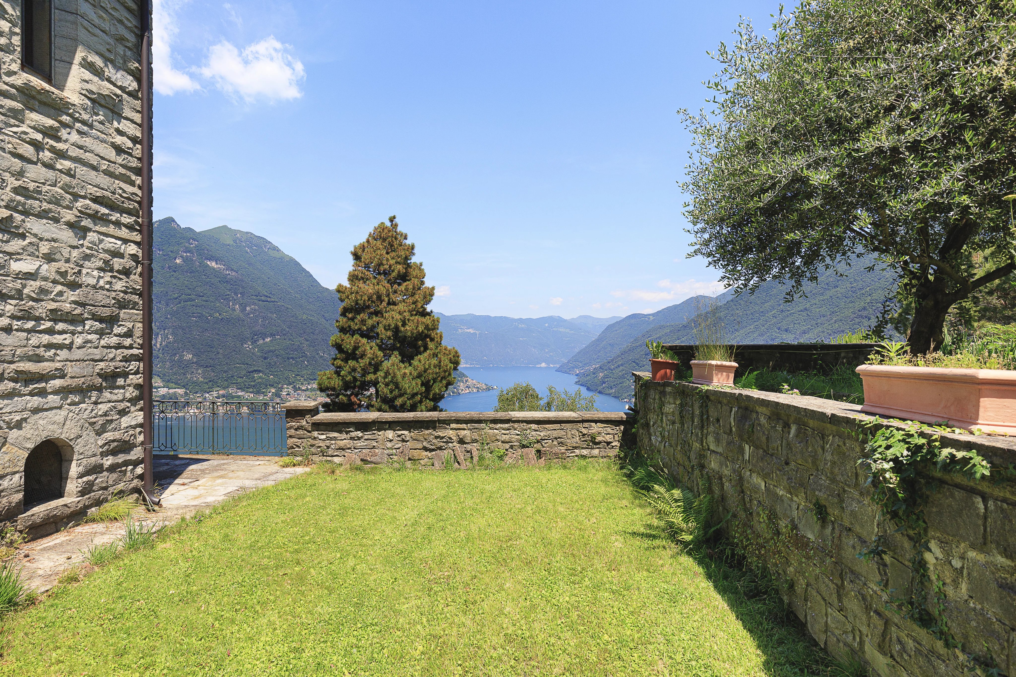 Villa D'Epoca with 7500 park - picture 8 title=