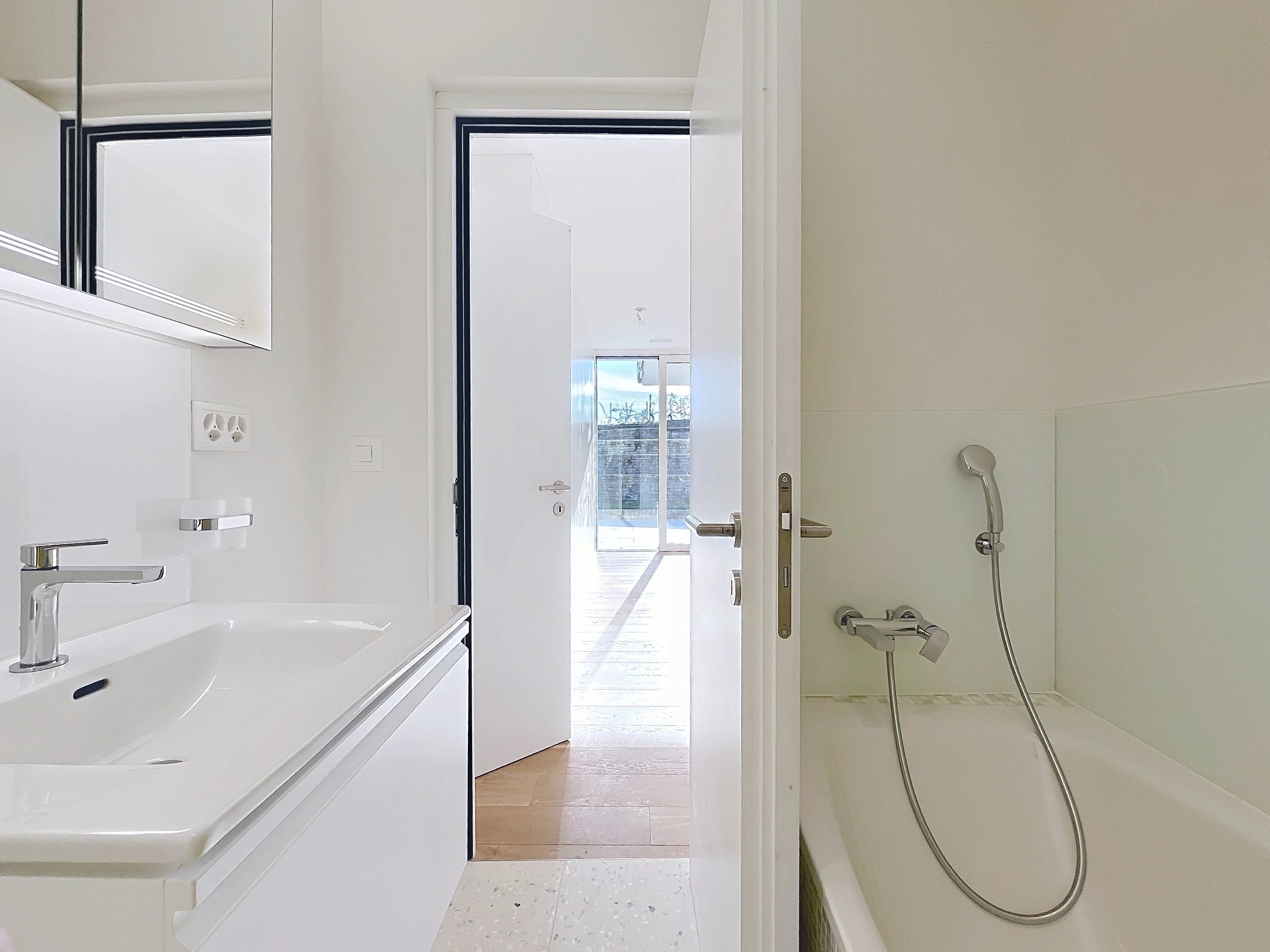 Appartement contemporain avec vue exceptionnelle sur le lac, au milieu des vignes