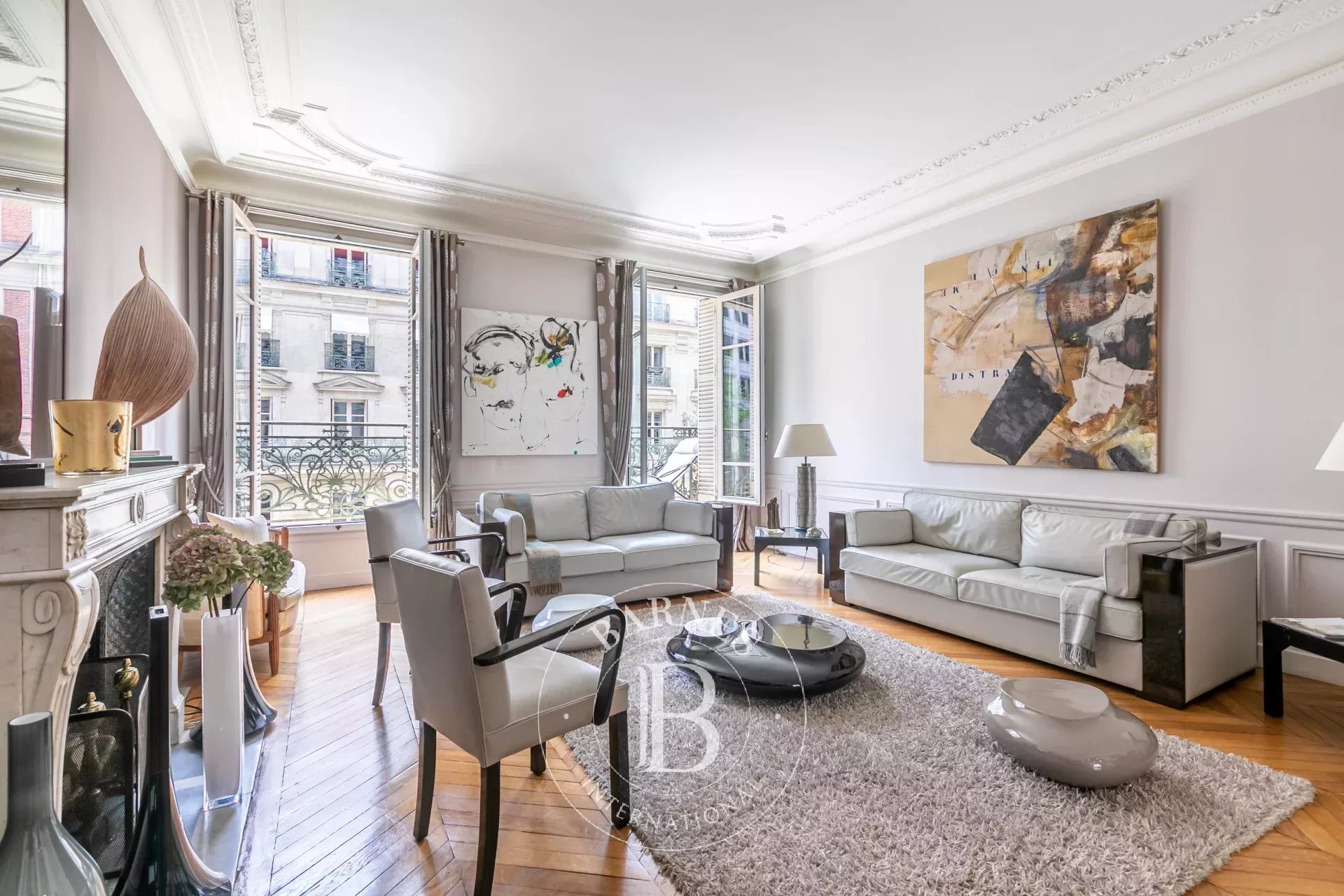 Paris 8 - Square du Roule Hoche - 2nd floor apartment - 3 bedrooms and an office