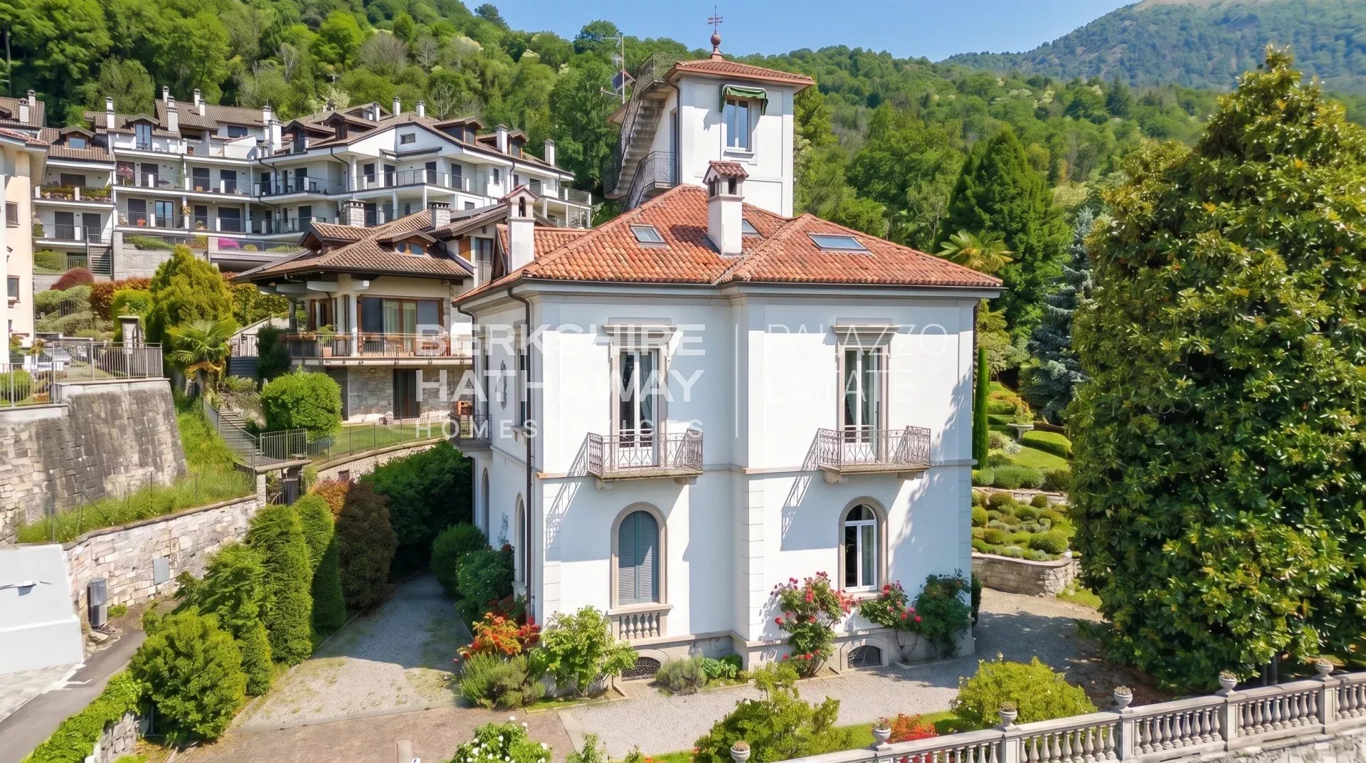 Apartment in a époque villa with a splendid lake view in Baveno