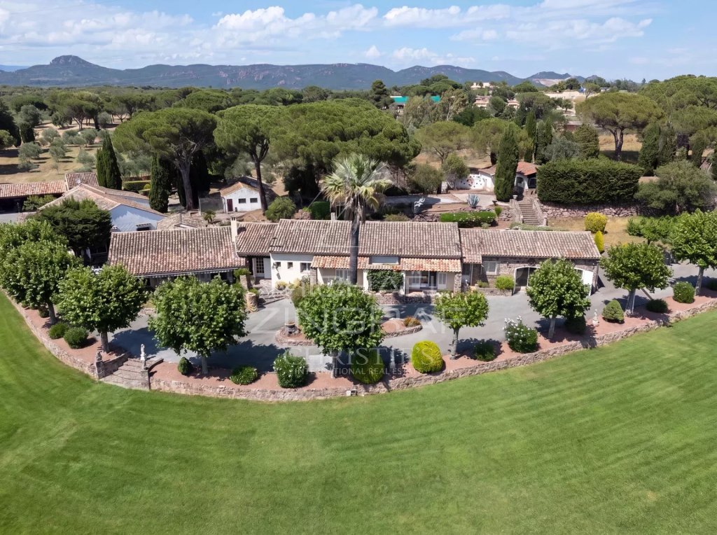 Villa for sale in Puget sur Argens — Elegant Character Estate on Over 32 Hectares