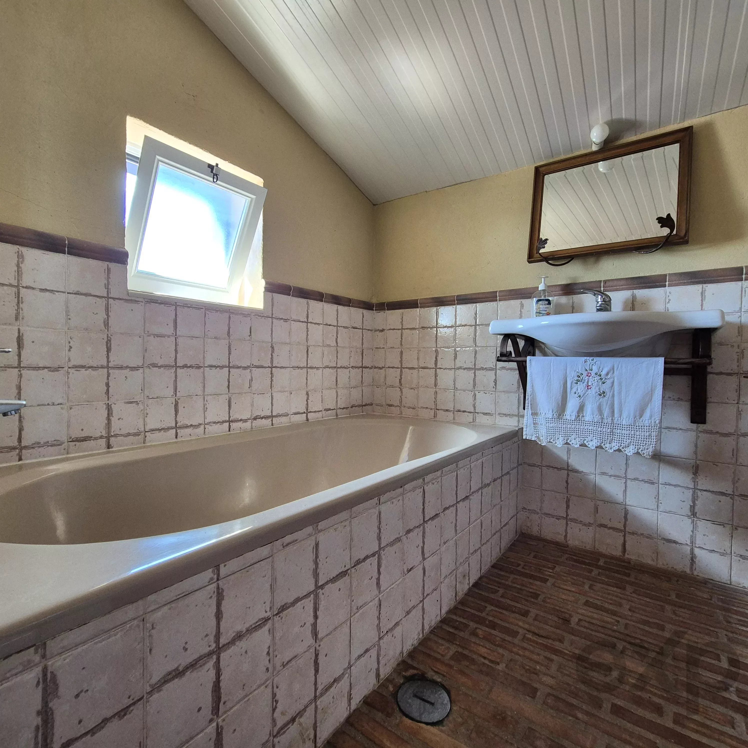 Country house with swimming pool 87034529 image 33