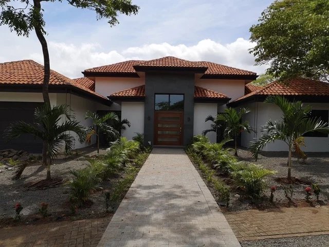 Nueva casa de lujo en el mejor complejo turístico de Guanacaste “Hacienda Pinilla”