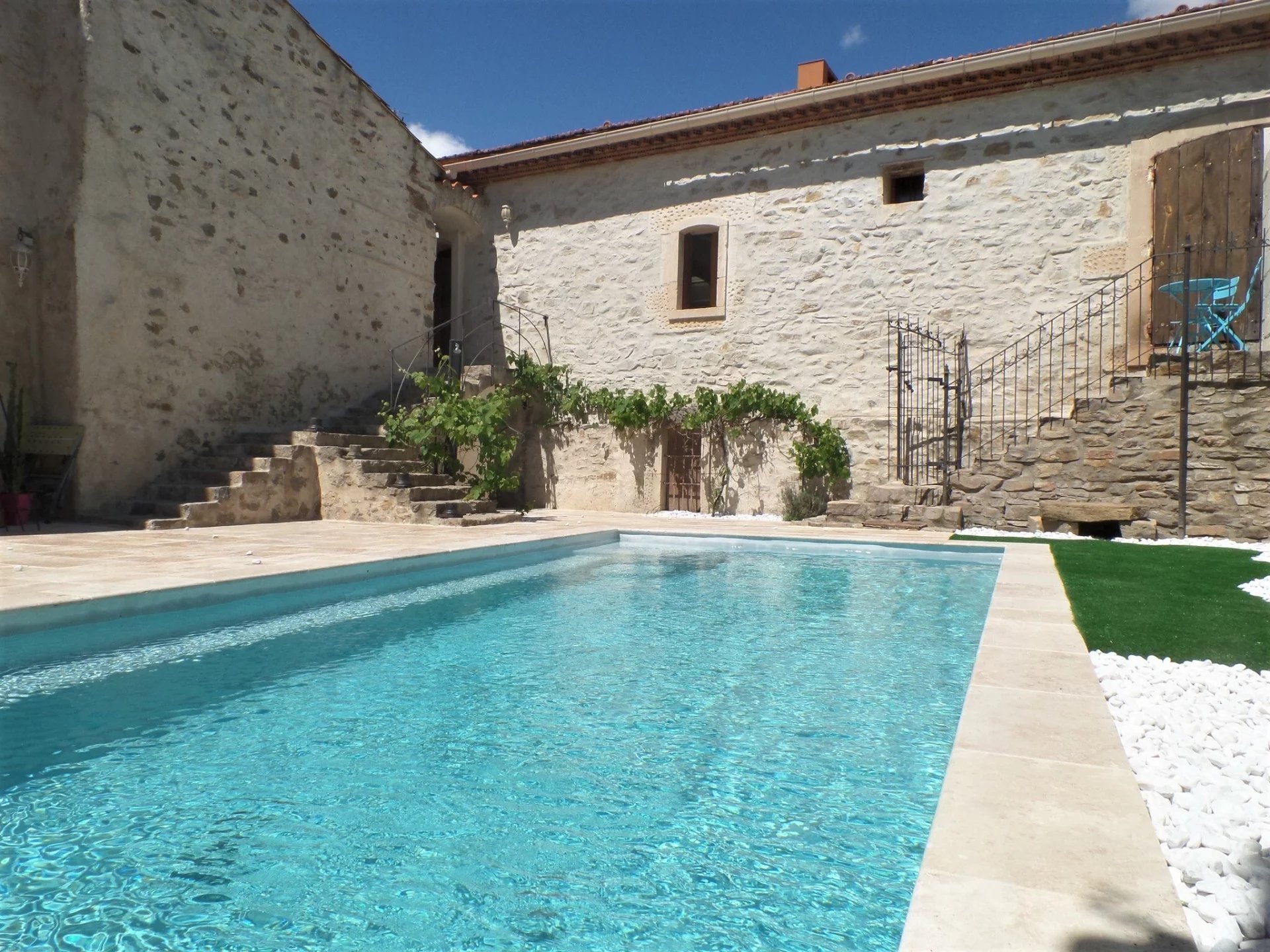 Exceptionnelle grange contemporaine avec jardin/piscine dans le Minervois