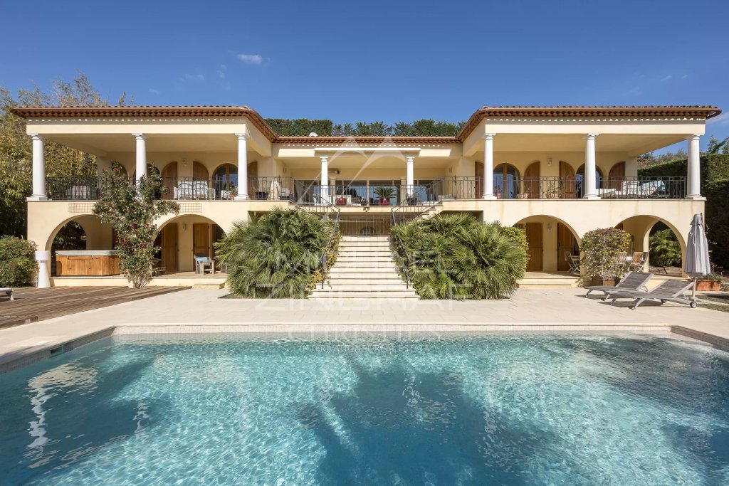 Villa for sale in Le Rouret — Le Rouret - villa with exceptional volumes
