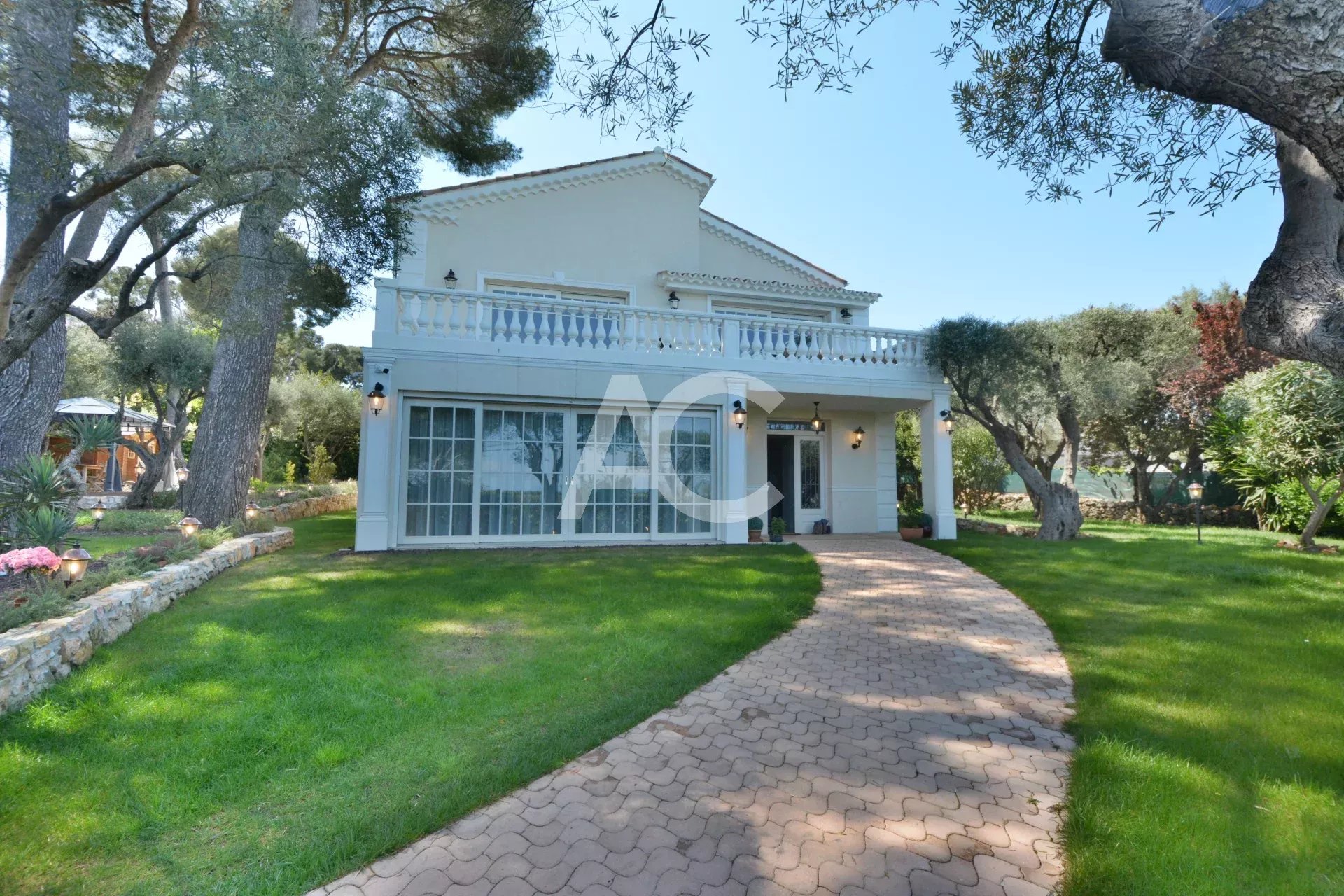 CAP D'ANTIBES - VILLA AVEC MAGNIFIQUE VUE MER