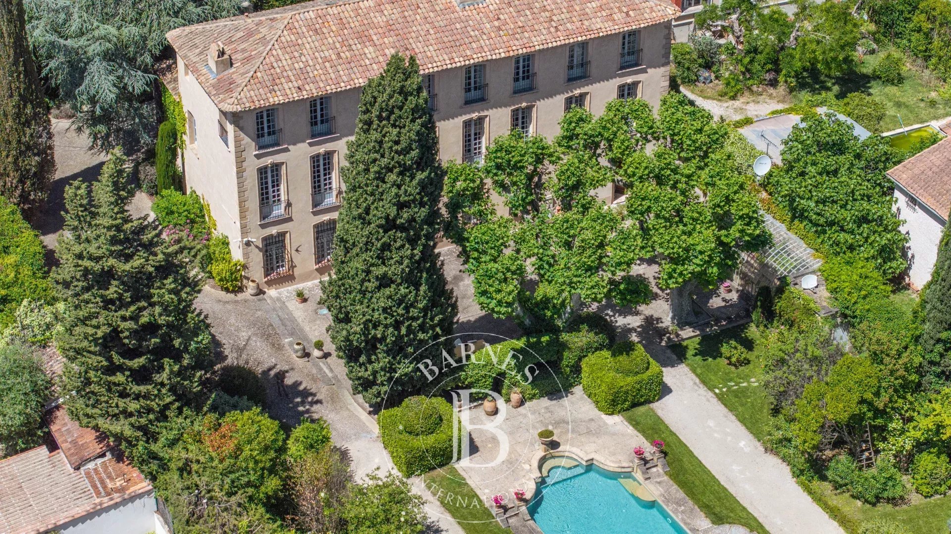 AIX-EN-PROVENCE – DOWNTOWN – 17TH-CENTURY BASTIDE – 5,382 SQ. FT. – 2 INDEPENDENT HOUSES – SWIMMING POOL – GARAGES – 30,677 SQ. FT. GARDEN