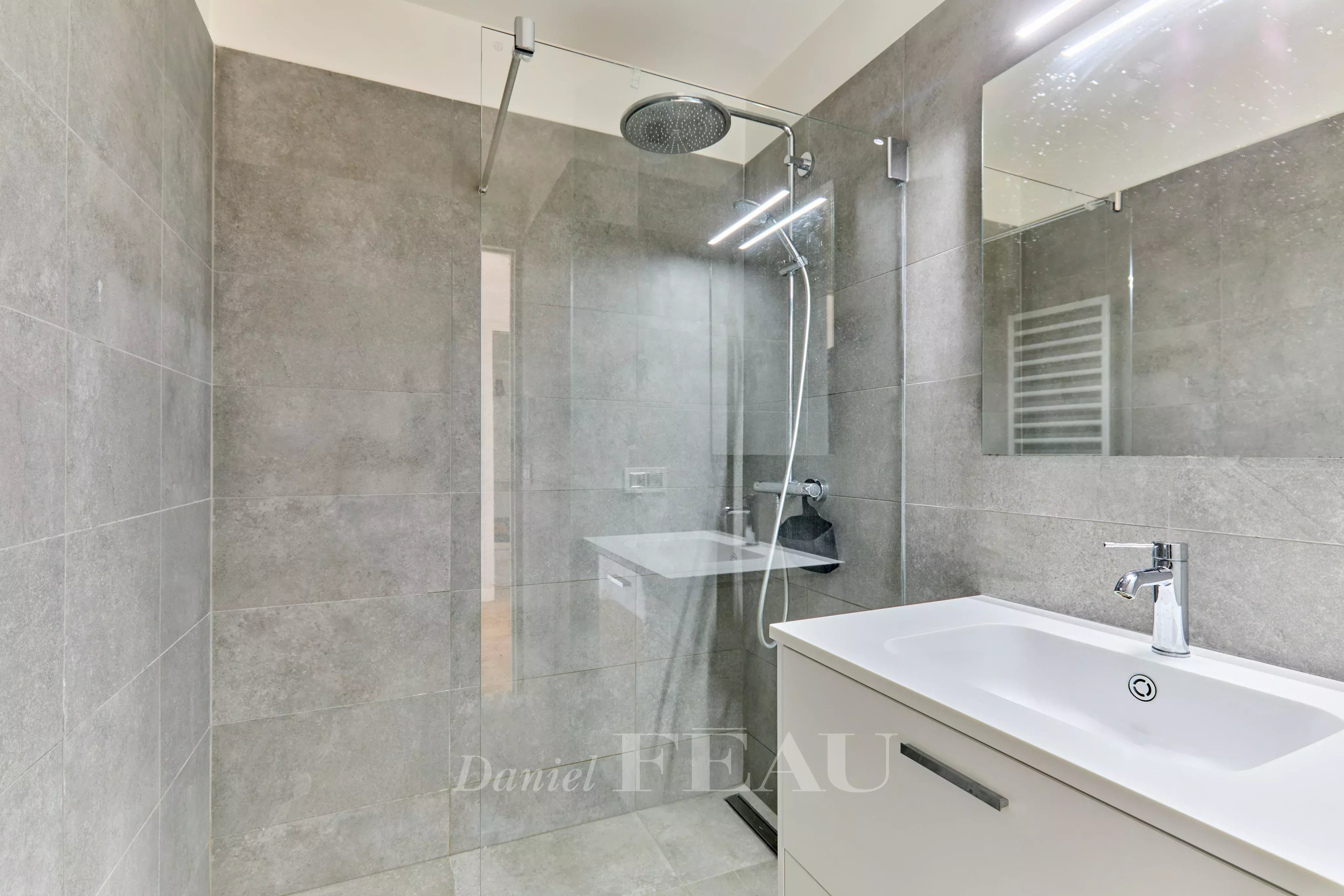 Sale Apartment Paris 17th