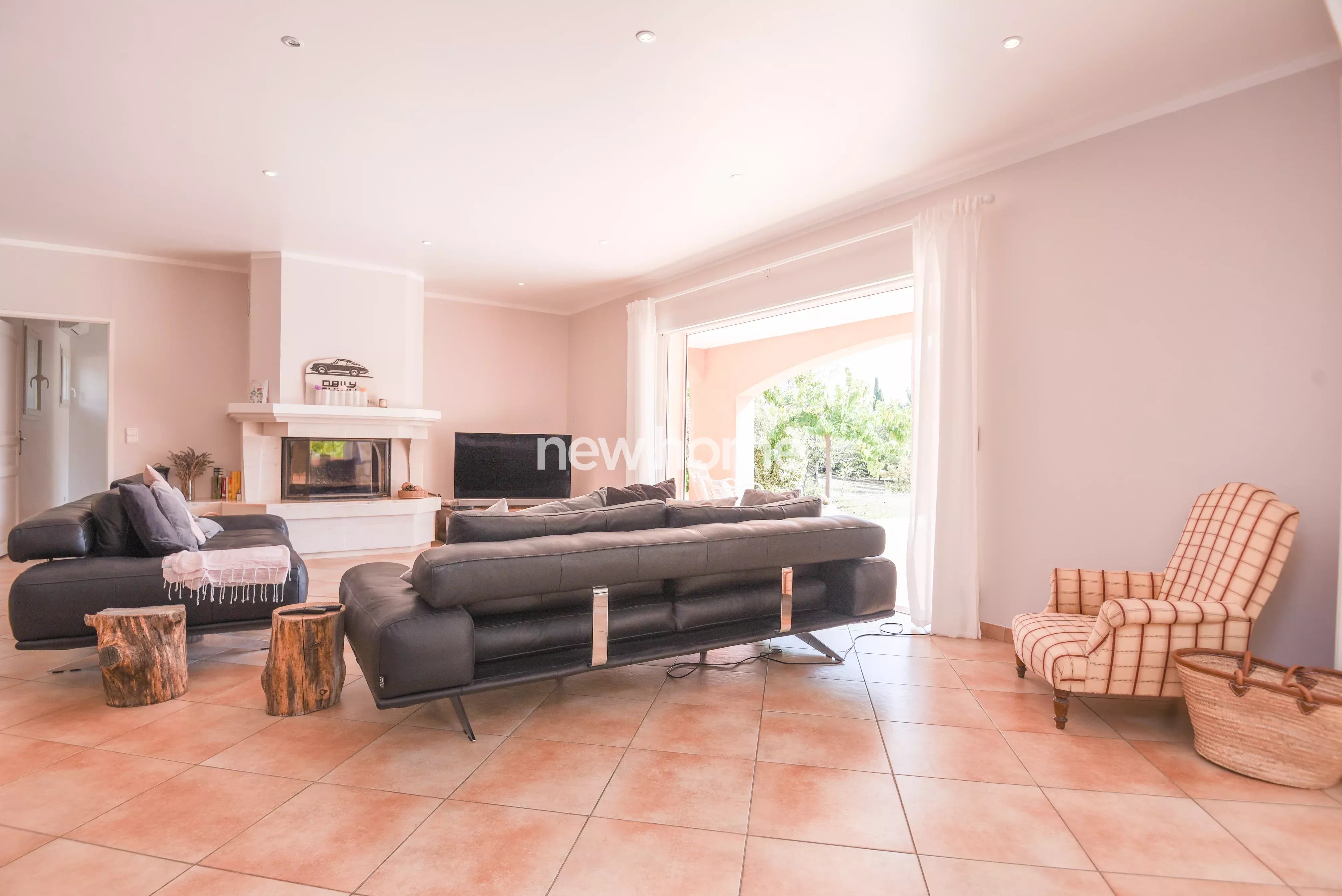 Proche de Lorgues, une villa provençale et lumineuse avec piscine et vue dégagée.